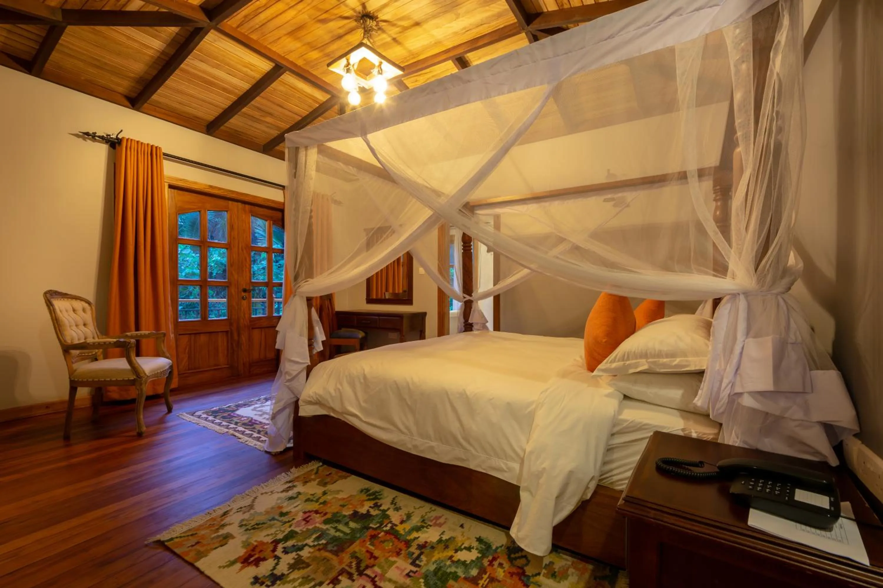 Photo of the whole room, Bed in Chimpundu Lodge