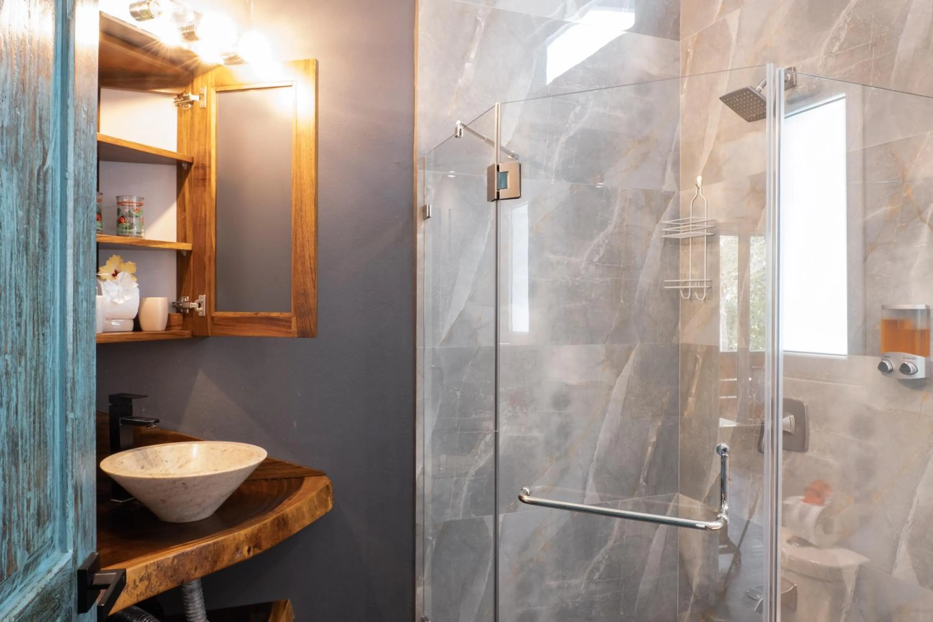 Shower in Hotel FAREMITI Uvita