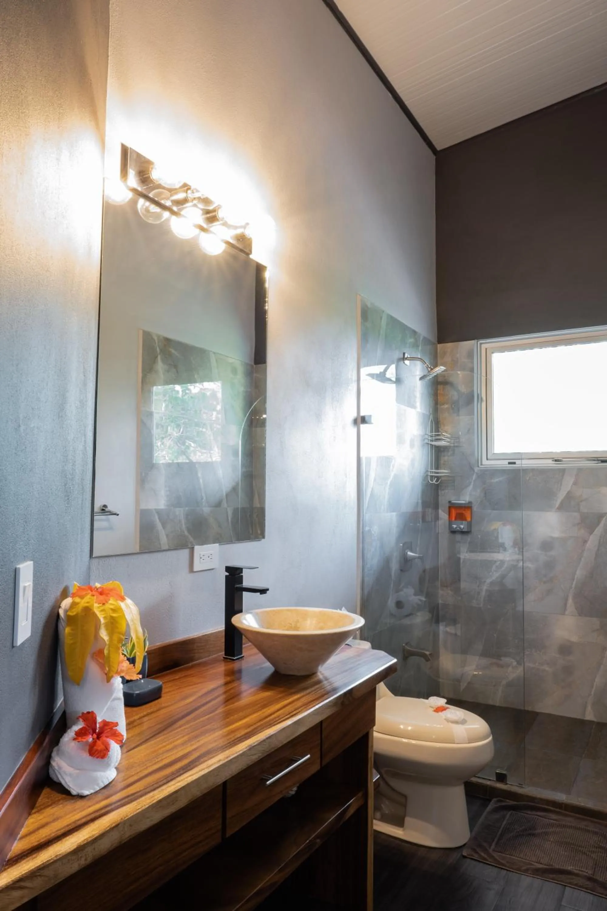 Shower in Hotel FAREMITI Uvita