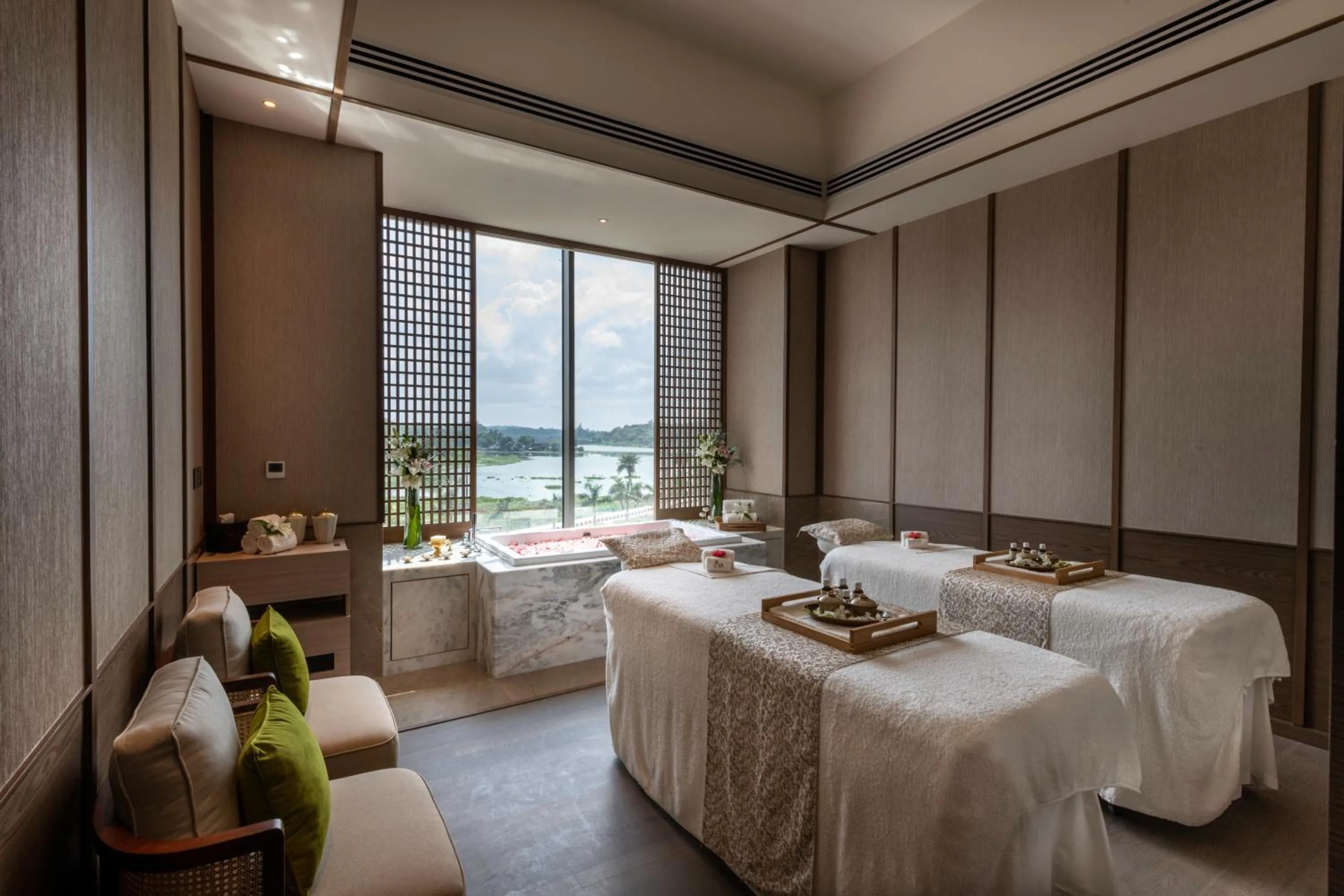 Spa and wellness centre/facilities, Bed in Taj Lakefront Bhopal