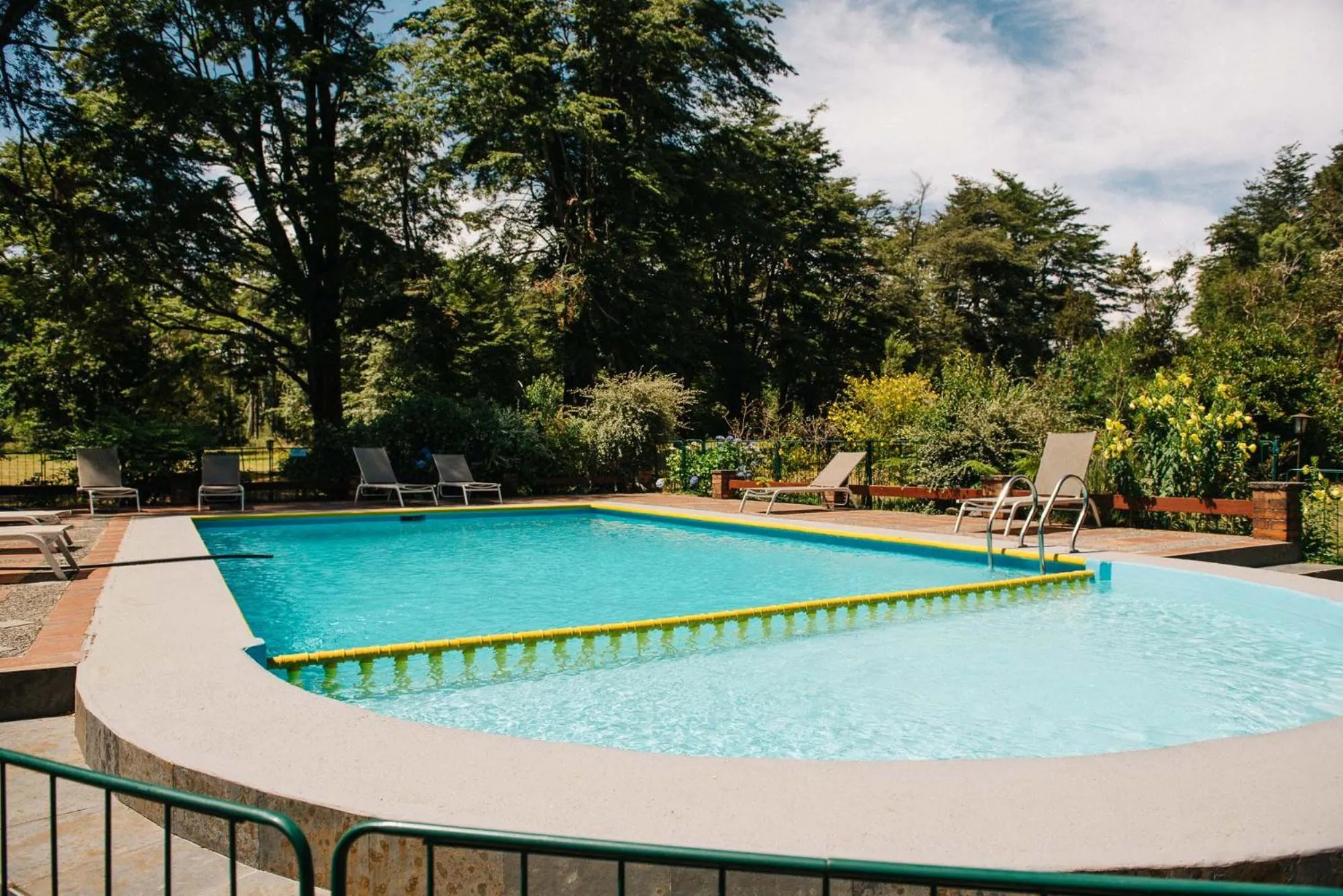 Pool view in Hotel Posada del Río - Parque Metreñehue
