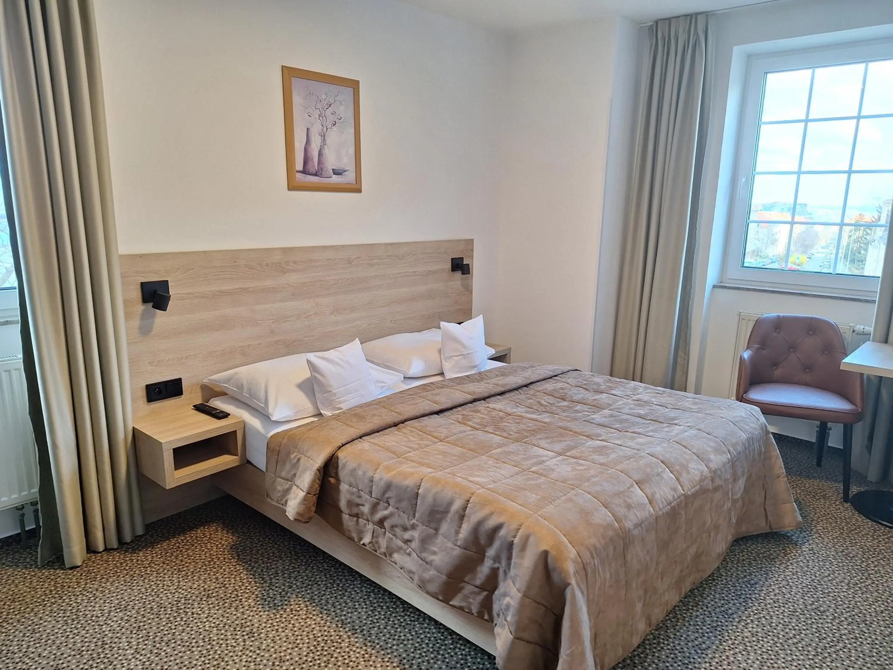 Property building, Bed in Hotel Avion