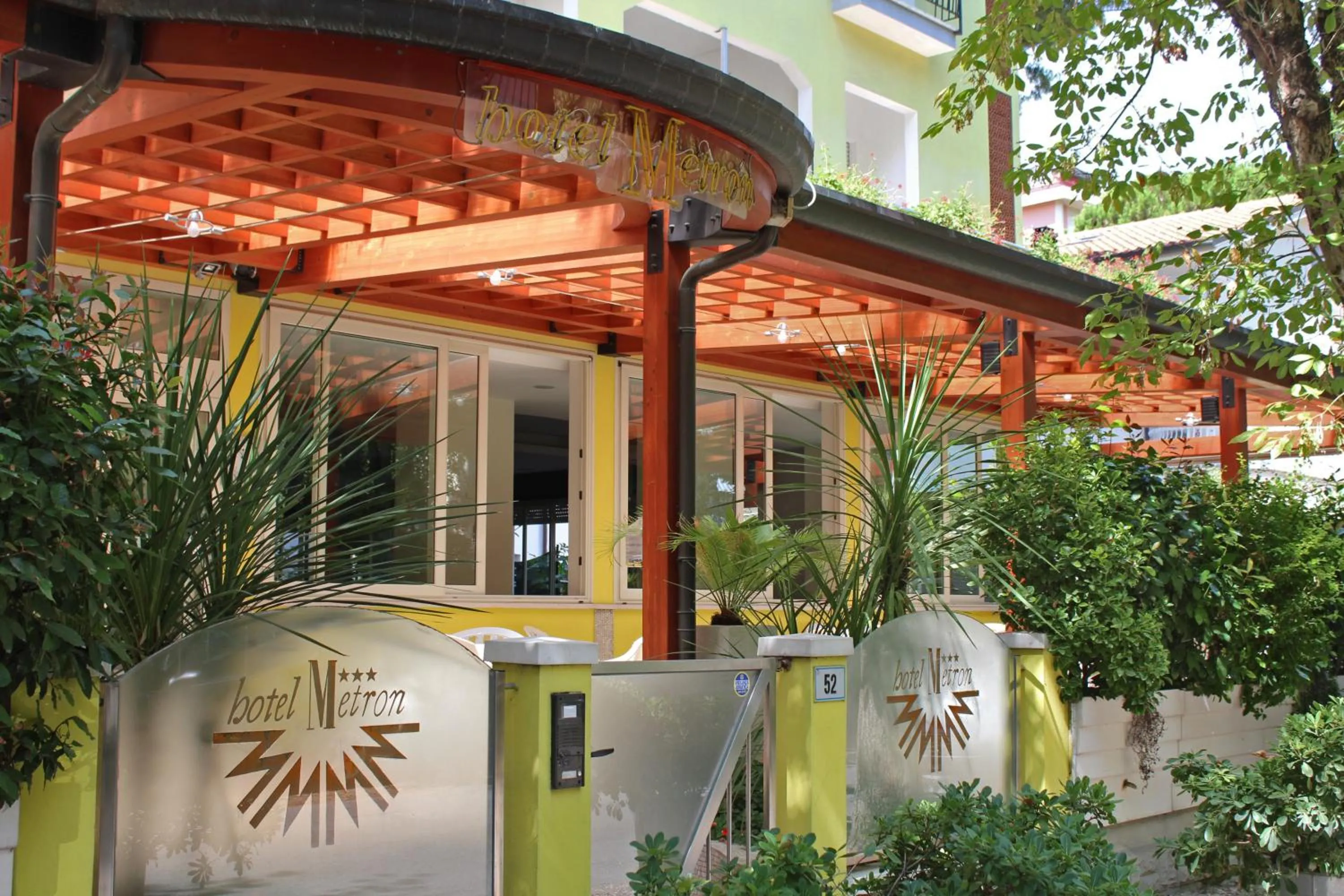 Facade/entrance in Hotel Metron