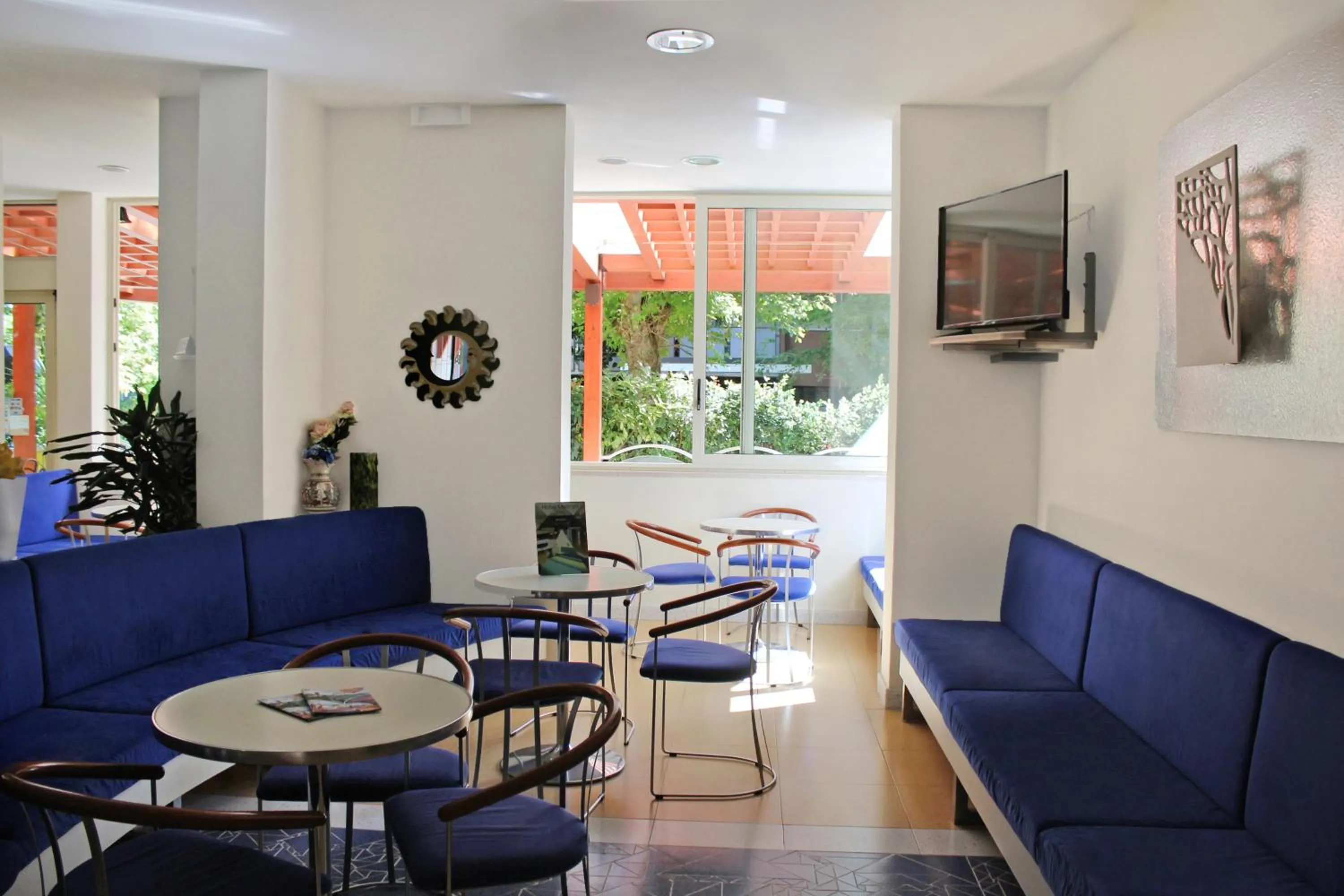 Communal lounge/ TV room in Hotel Metron