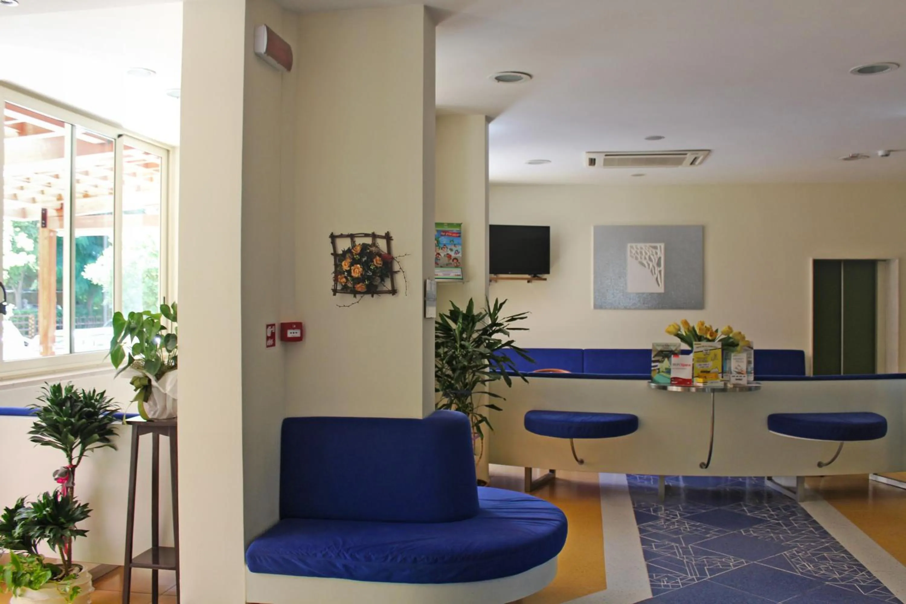 Communal lounge/ TV room in Hotel Metron