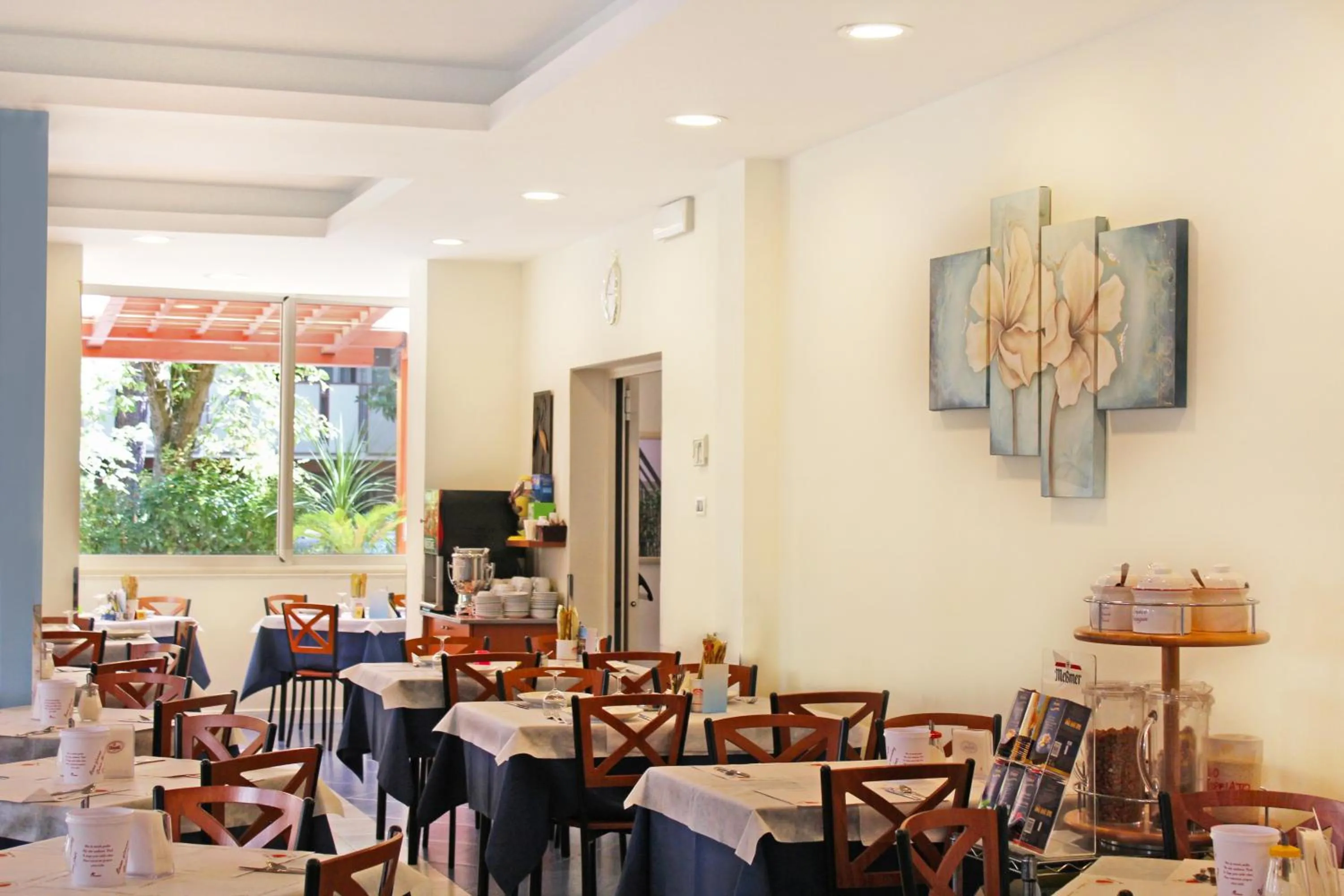 Restaurant/places to eat in Hotel Metron