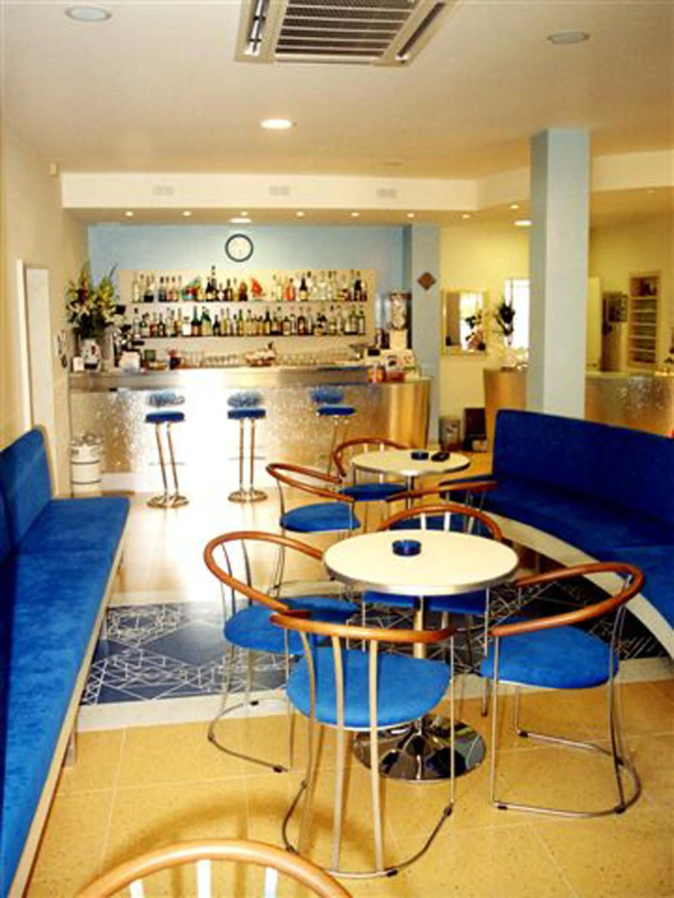 Communal lounge/ TV room in Hotel Metron
