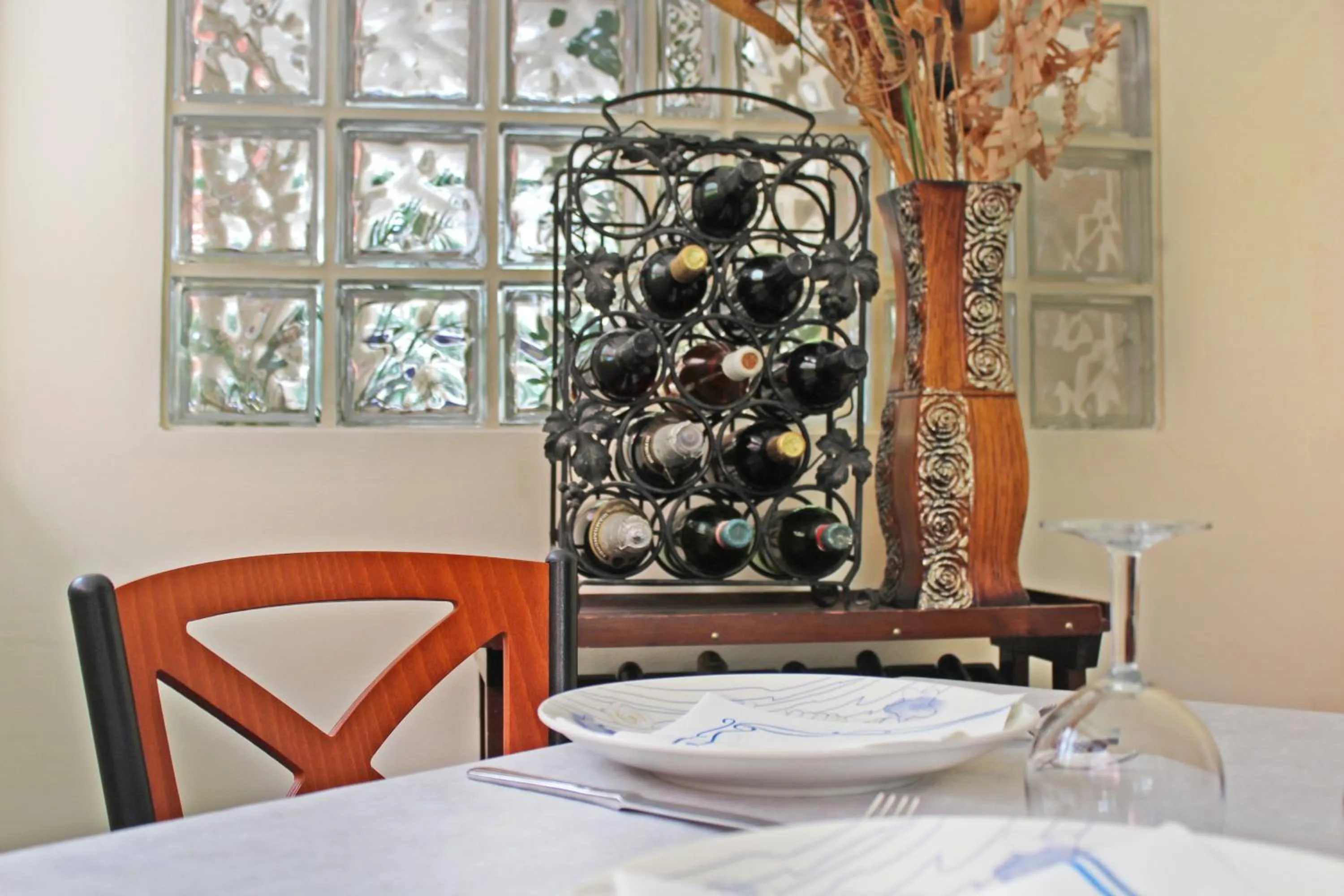 Restaurant/places to eat in Hotel Metron