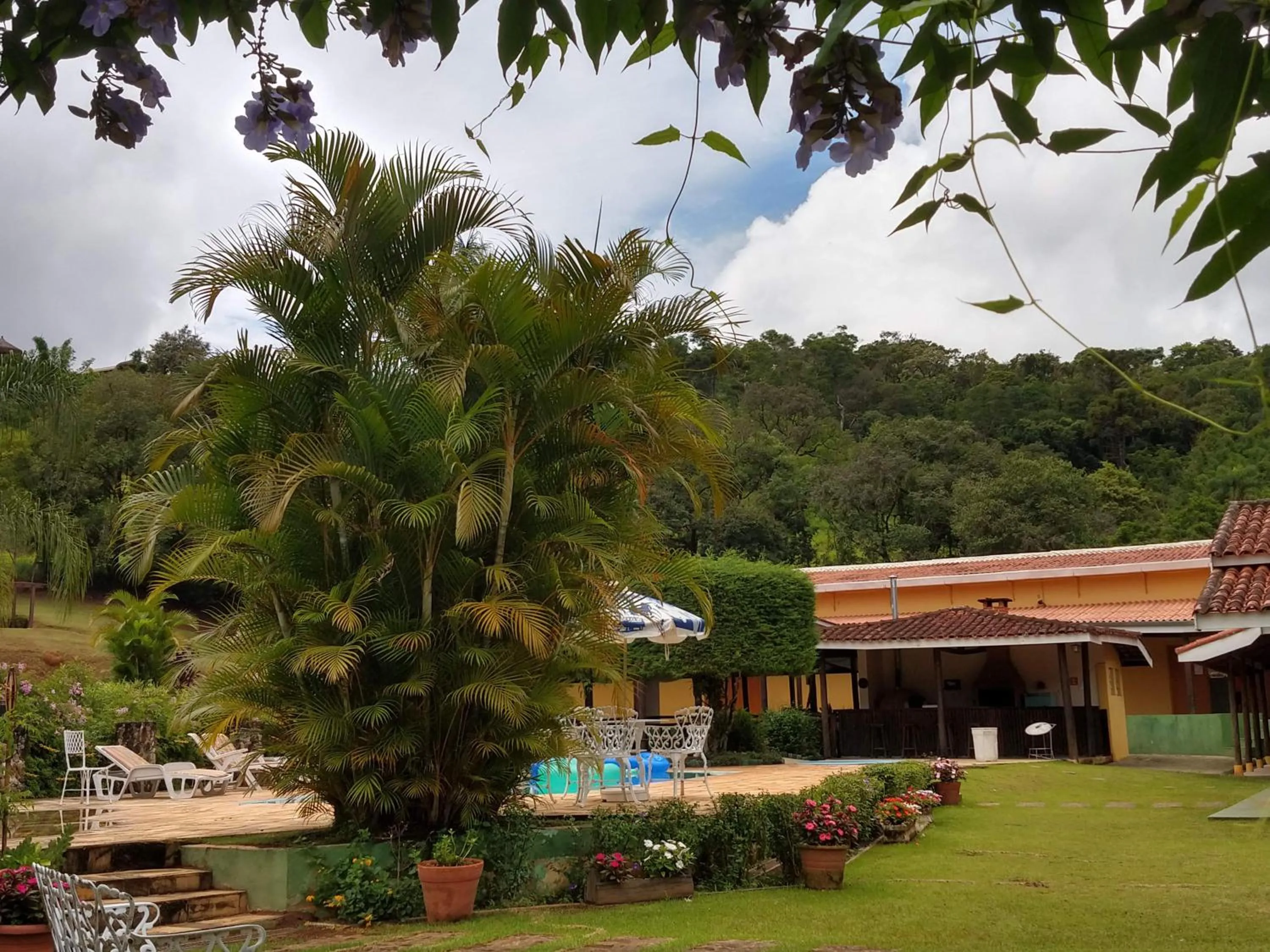 Swimming pool in Pousada Realeza Atibaia