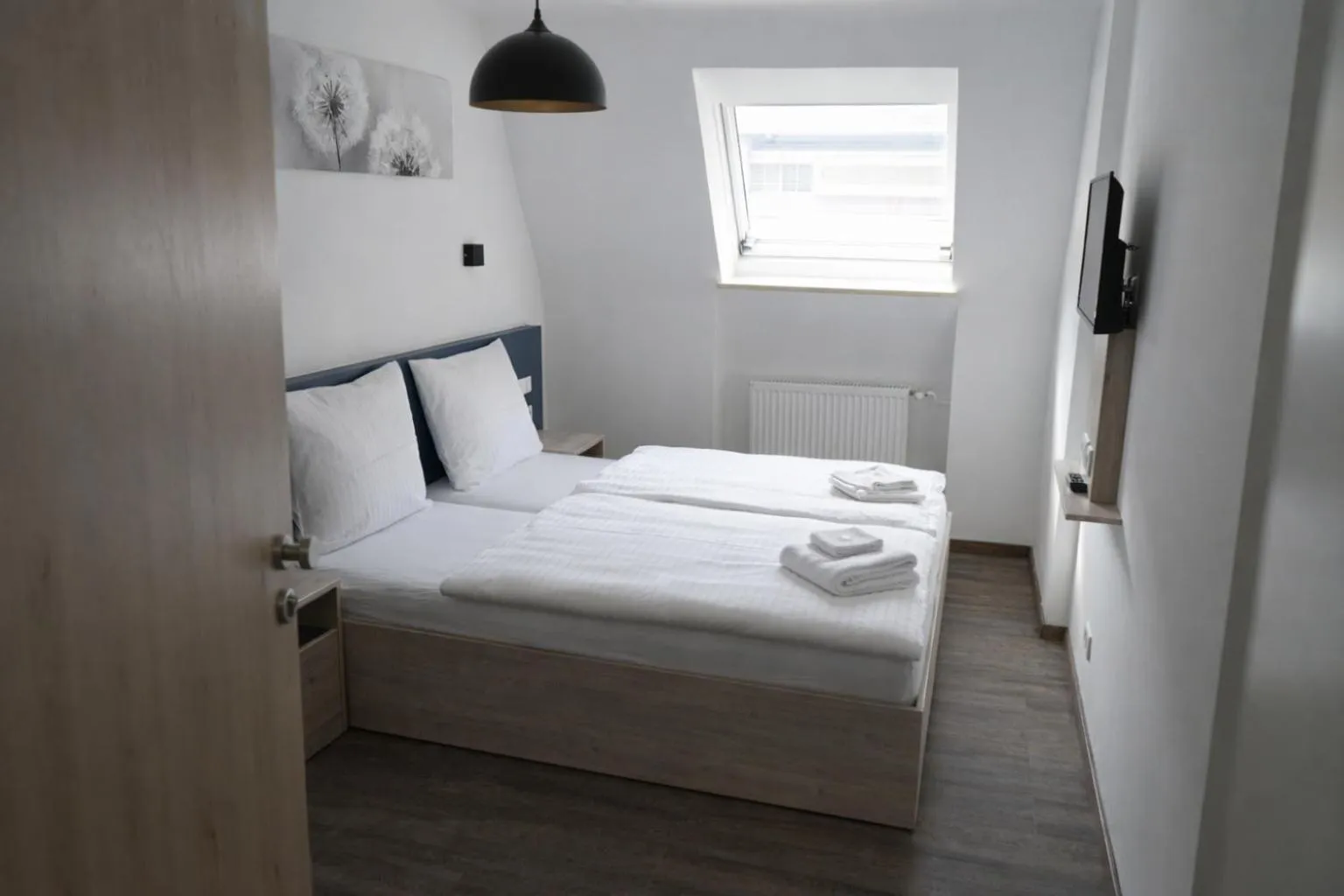 Photo of the whole room, Bed in Hotel Central City Hbf Nürnberg Garni