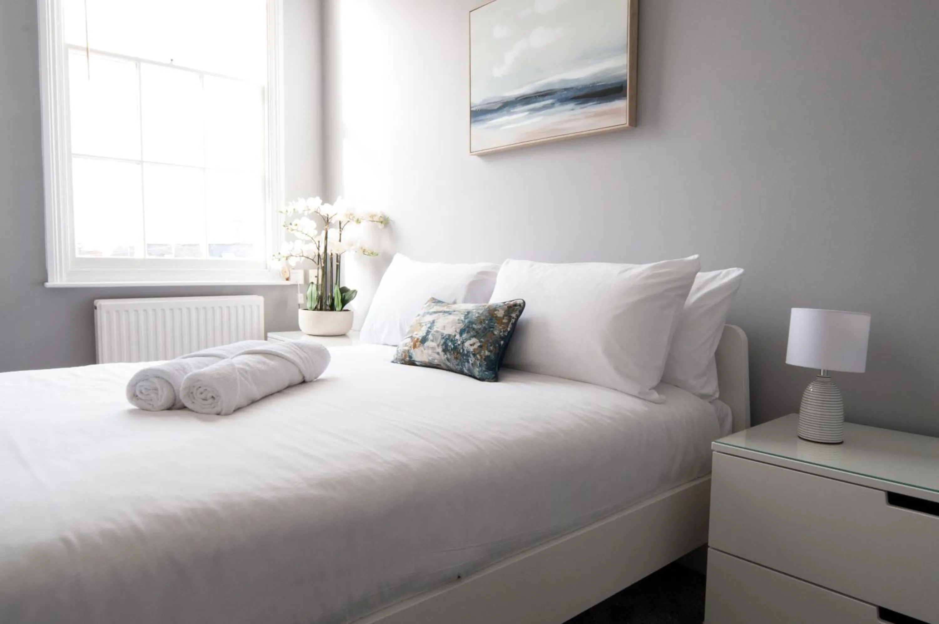 Central Cheltenham, Regency 1st Floor Apartment with PARKING, Cavalier Suite - Sleeps 6