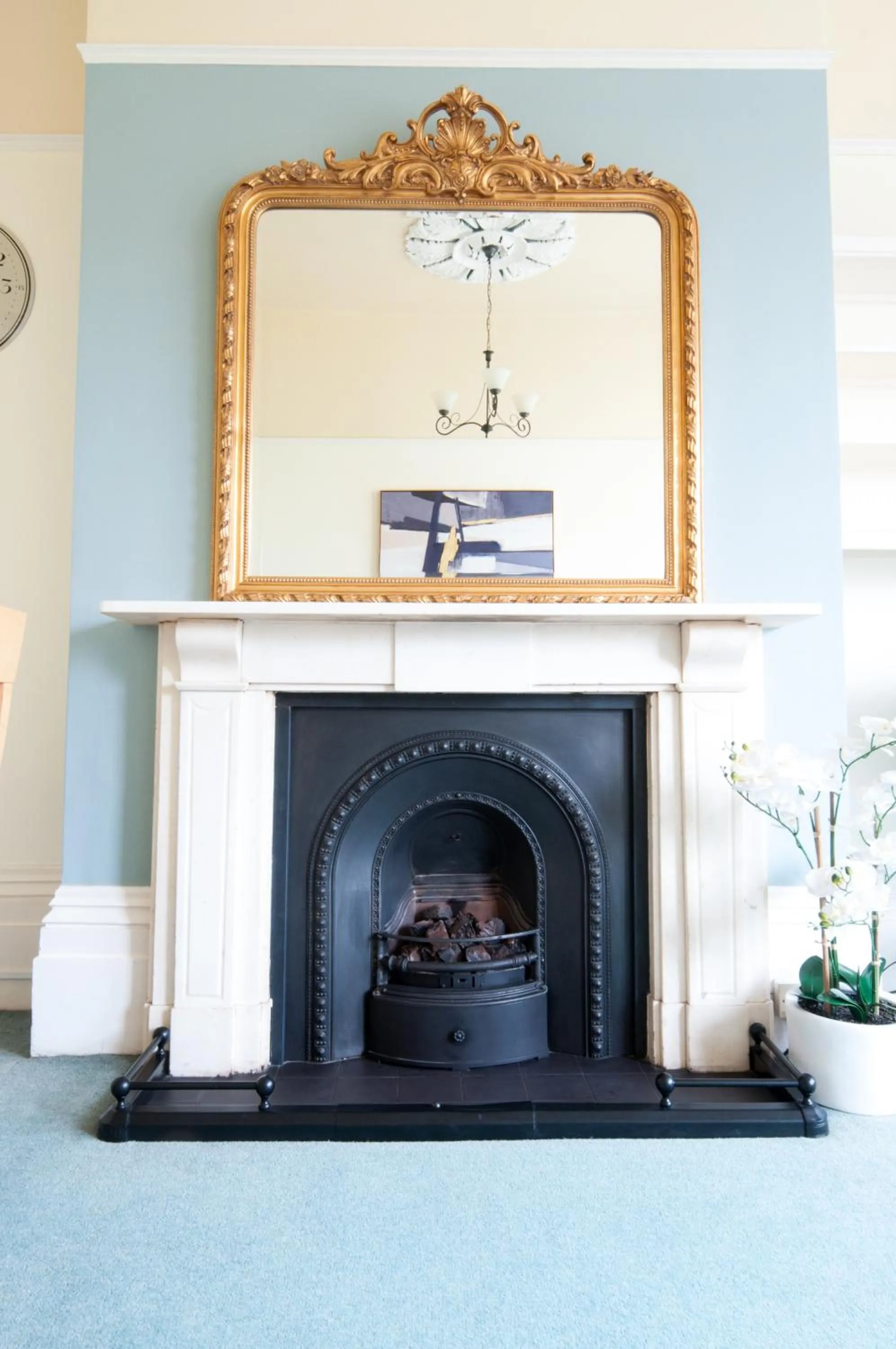 Central Cheltenham, Regency 1st Floor Apartment with PARKING, Cavalier Suite - Sleeps 6