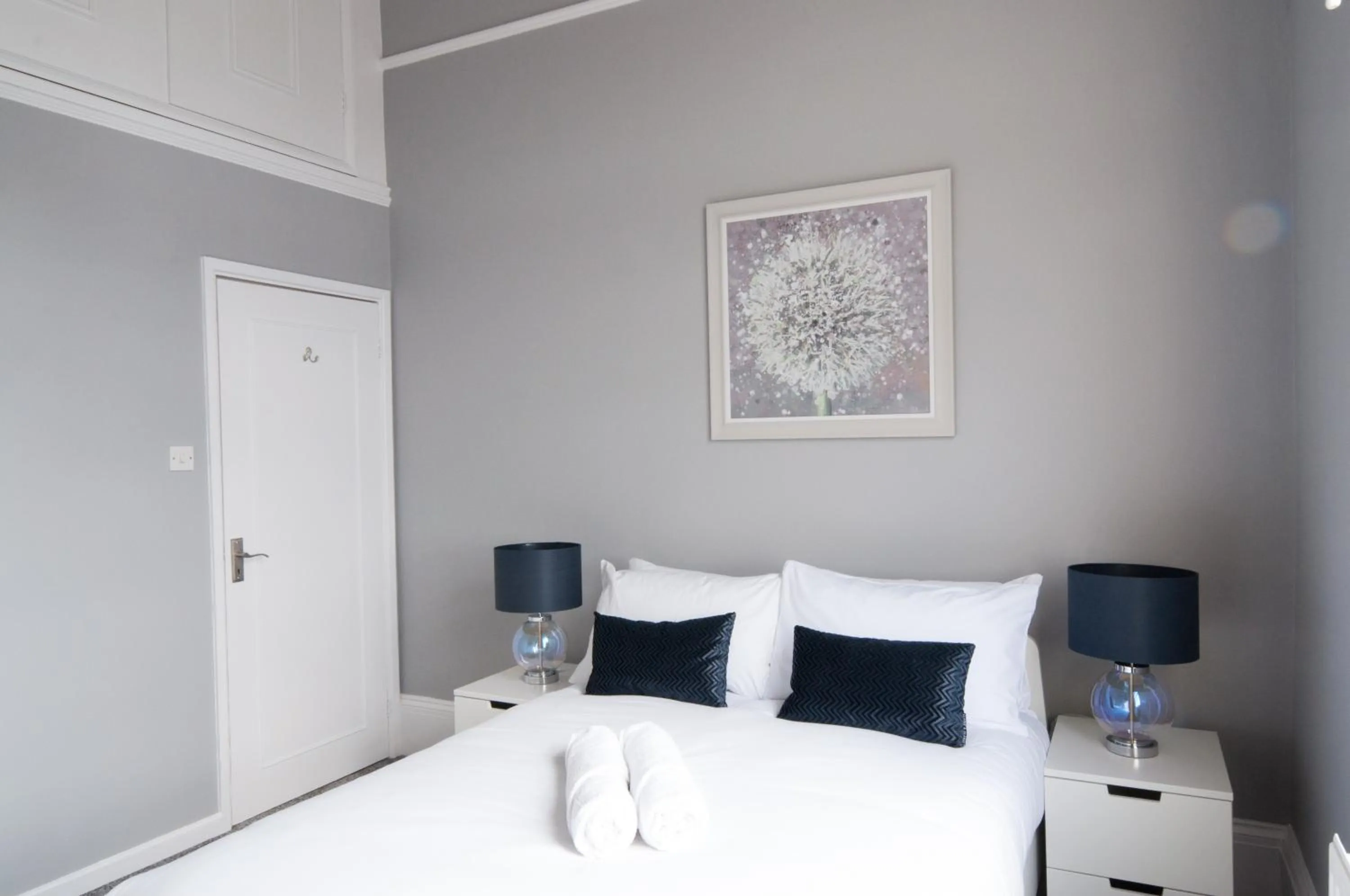 Central Cheltenham, Regency 1st Floor Apartment with PARKING, Cavalier Suite - Sleeps 6