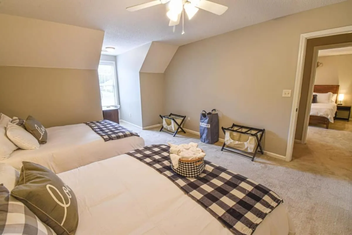 Bed in The Crimson Retreat Only 5 miles to the Stadium BBQ Coffee Games