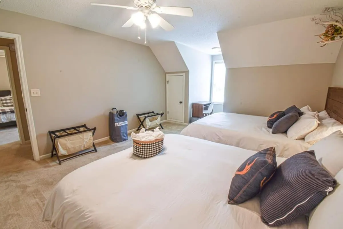 Bed in The Crimson Retreat Only 5 miles to the Stadium BBQ Coffee Games