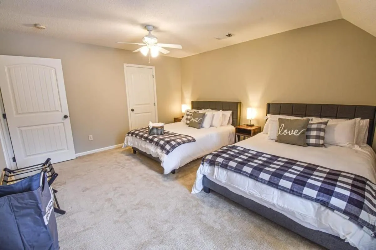 Bed in The Crimson Retreat Only 5 miles to the Stadium BBQ Coffee Games