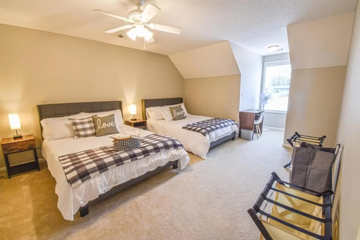 Bed in The Crimson Retreat Only 5 miles to the Stadium BBQ Coffee Games