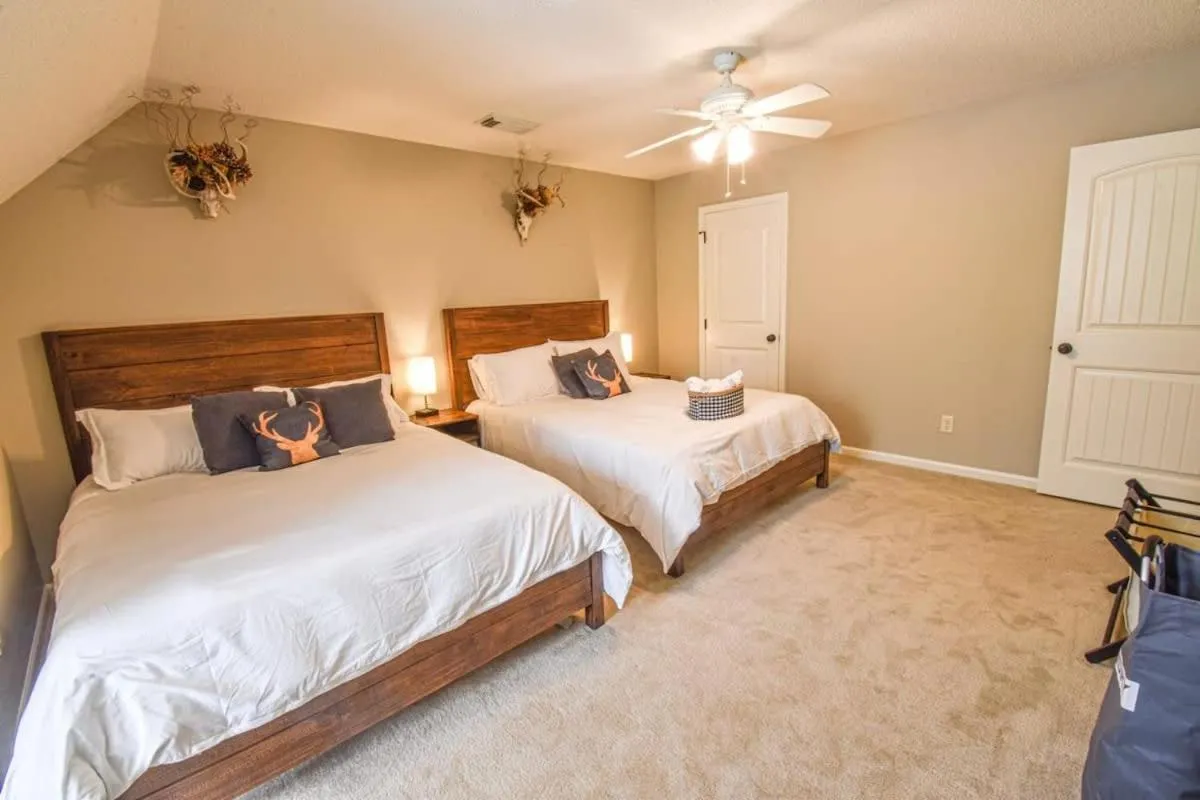 Bed in The Crimson Retreat Only 5 miles to the Stadium BBQ Coffee Games