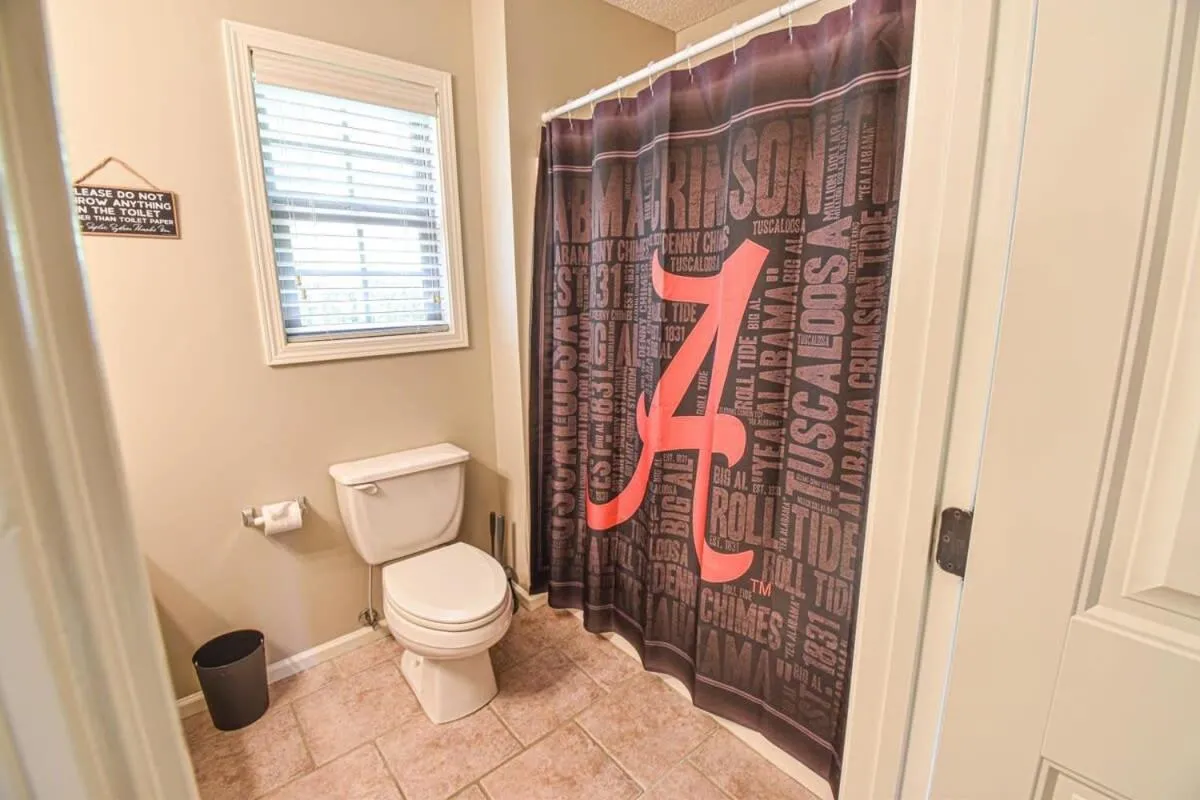 The Crimson Retreat Only 5 miles to the Stadium BBQ Coffee Games