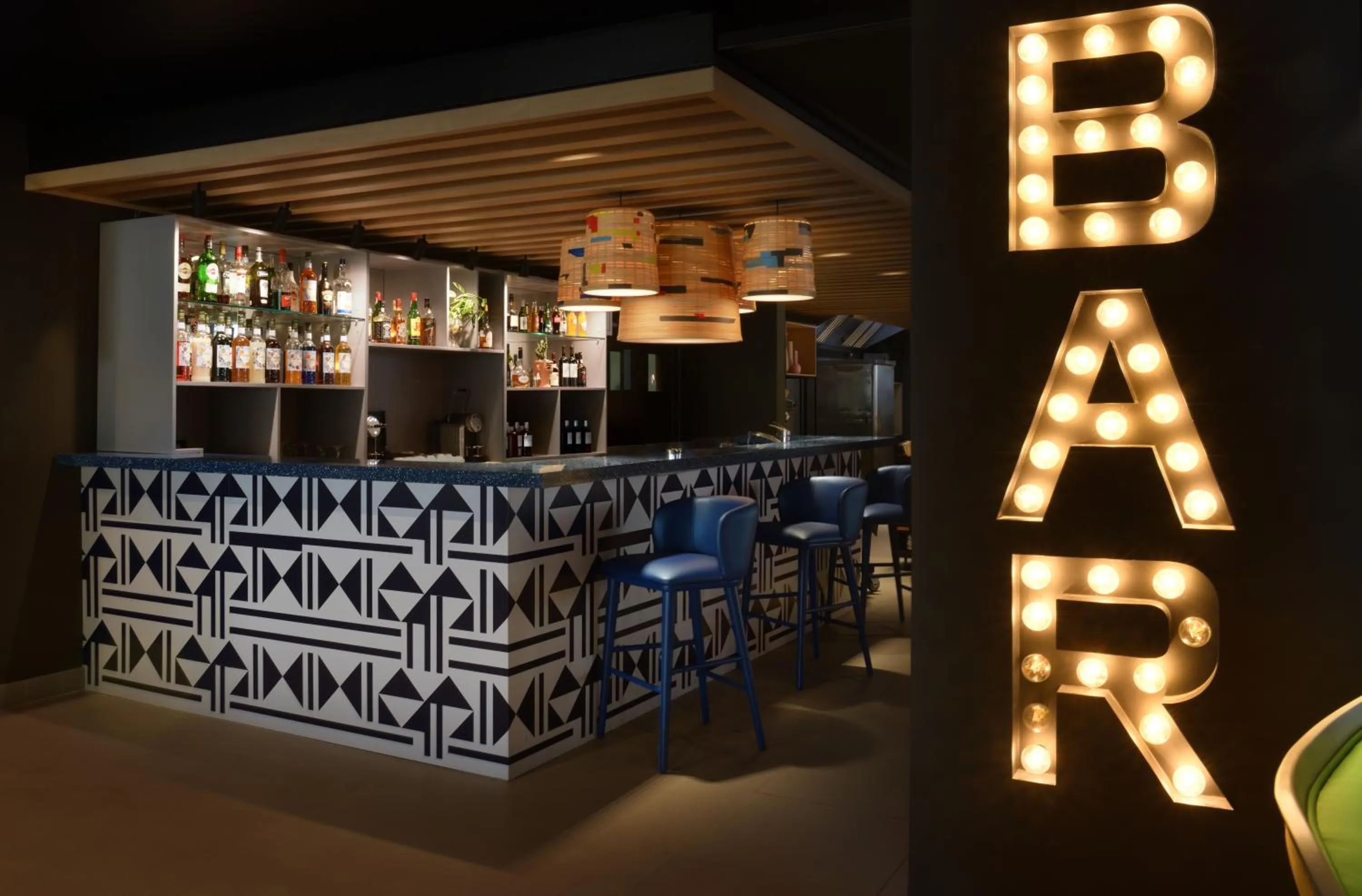 Lounge or bar in Ibis Styles Abidjan Plateau