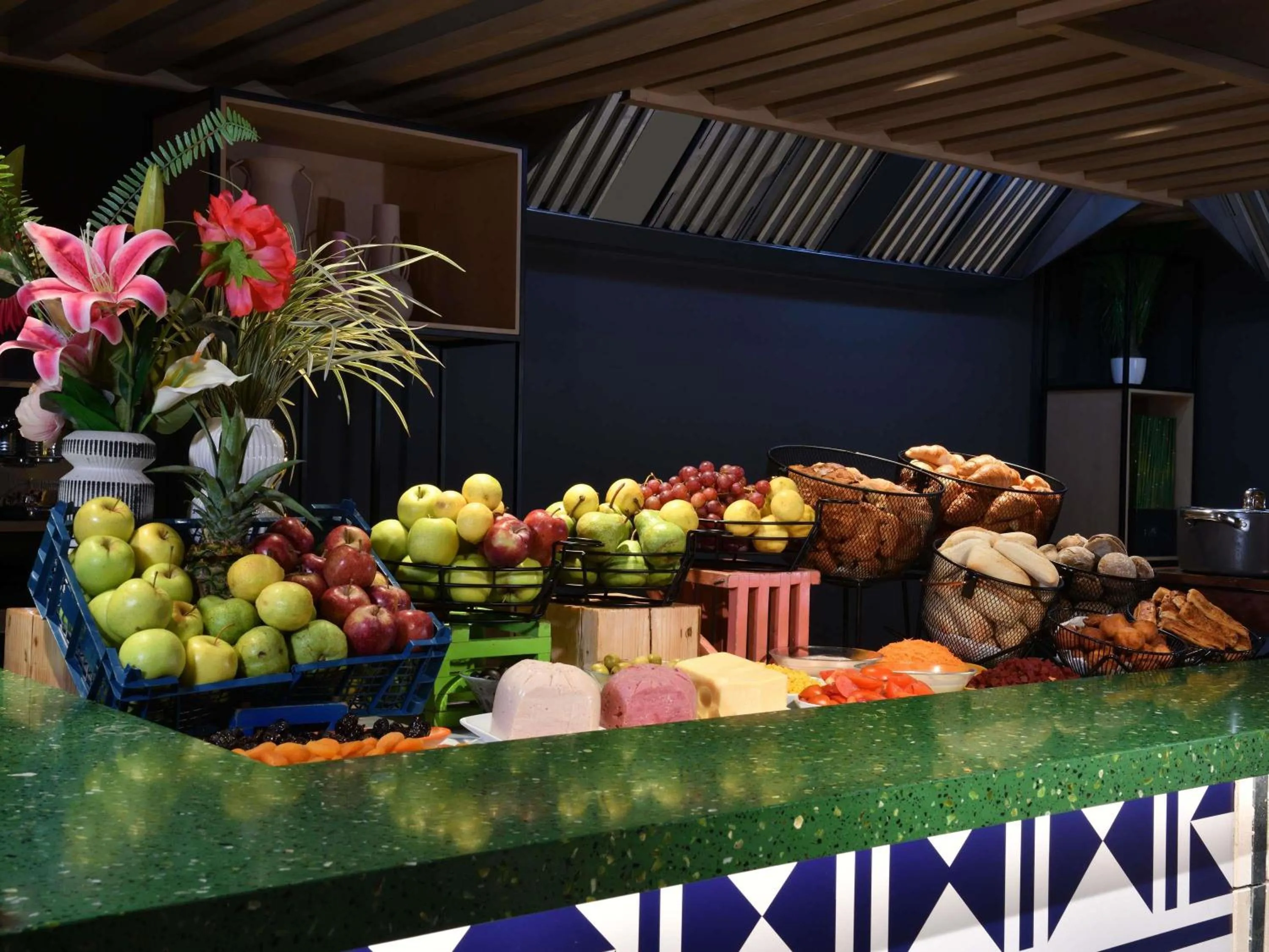 Restaurant/places to eat in Ibis Styles Abidjan Plateau