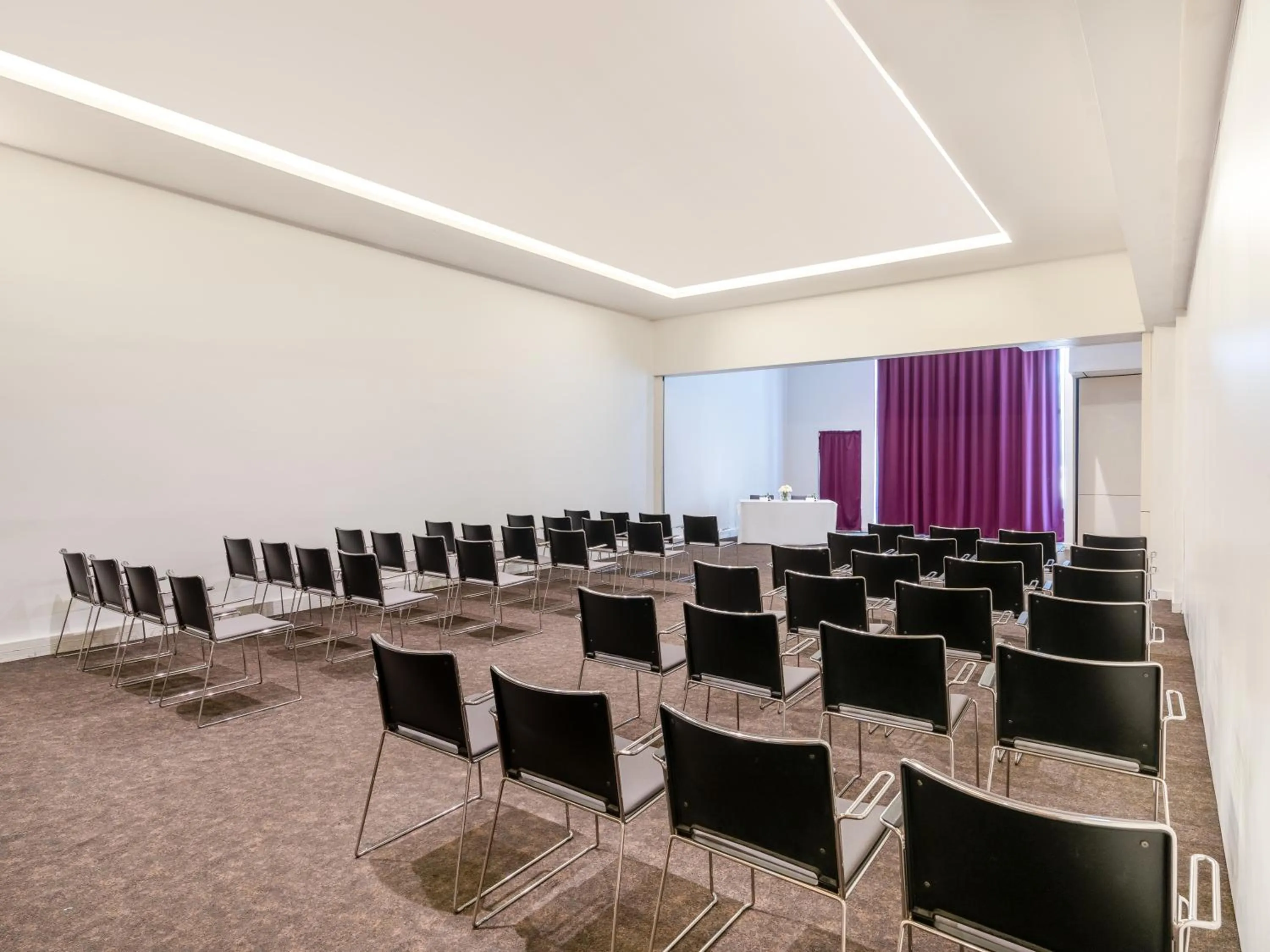 Meeting/conference room in Novotel Abidjan Plateau
