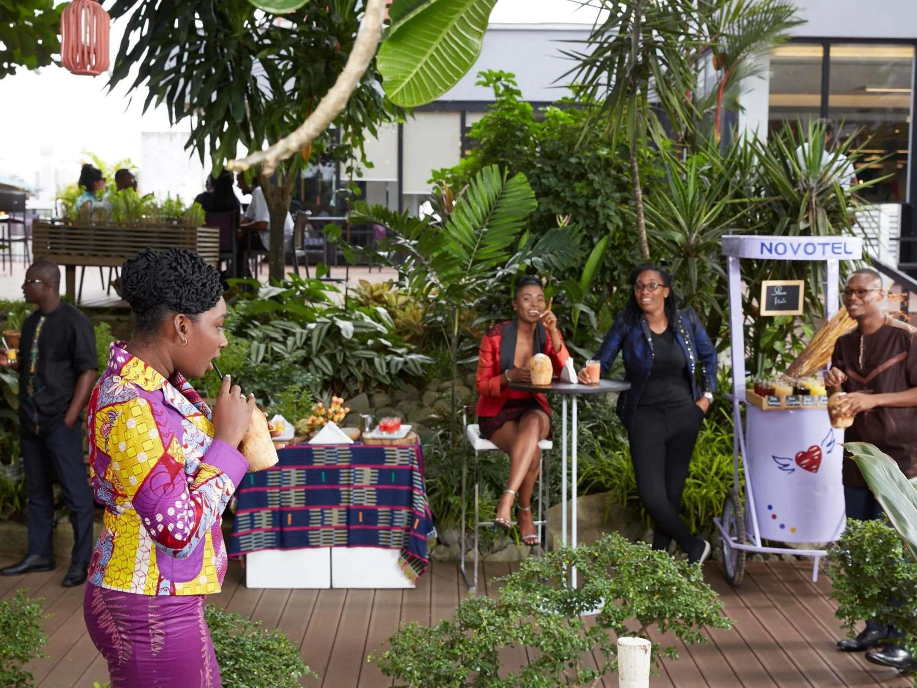Lounge or bar in Novotel Abidjan Plateau