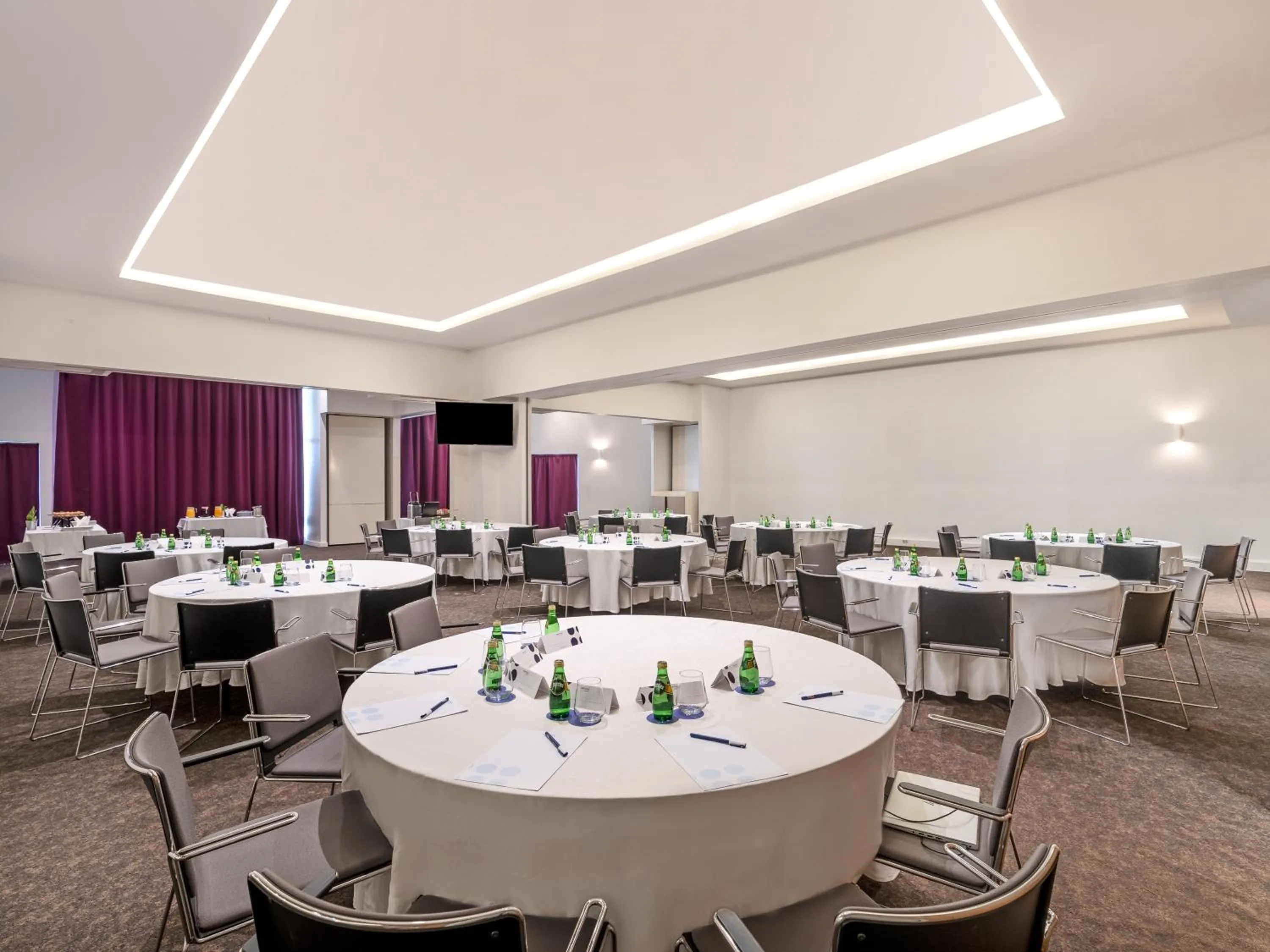 Meeting/conference room in Novotel Abidjan Plateau
