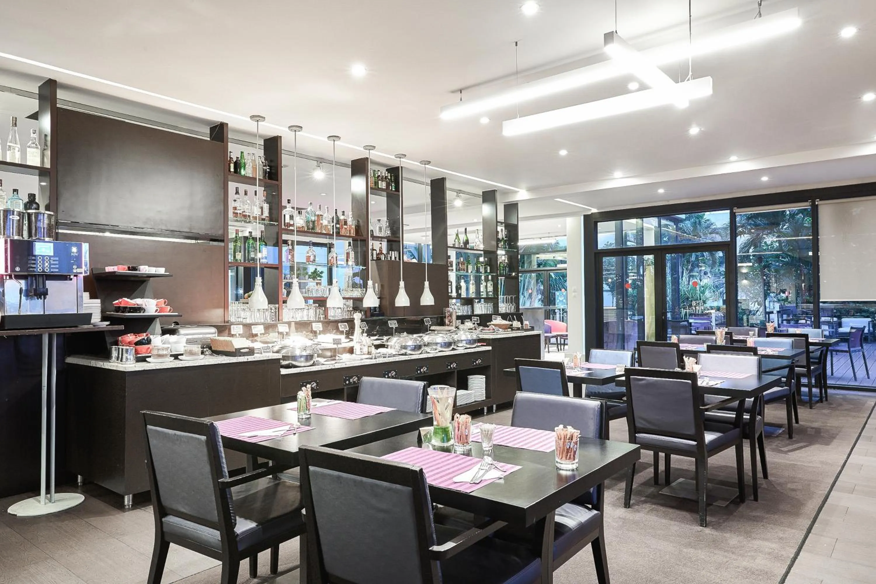 Restaurant/places to eat in Novotel Abidjan Plateau