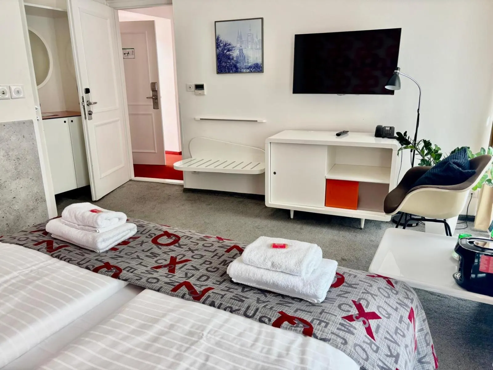 Photo of the whole room, Bed in LH Vintage Design Hotel Sax