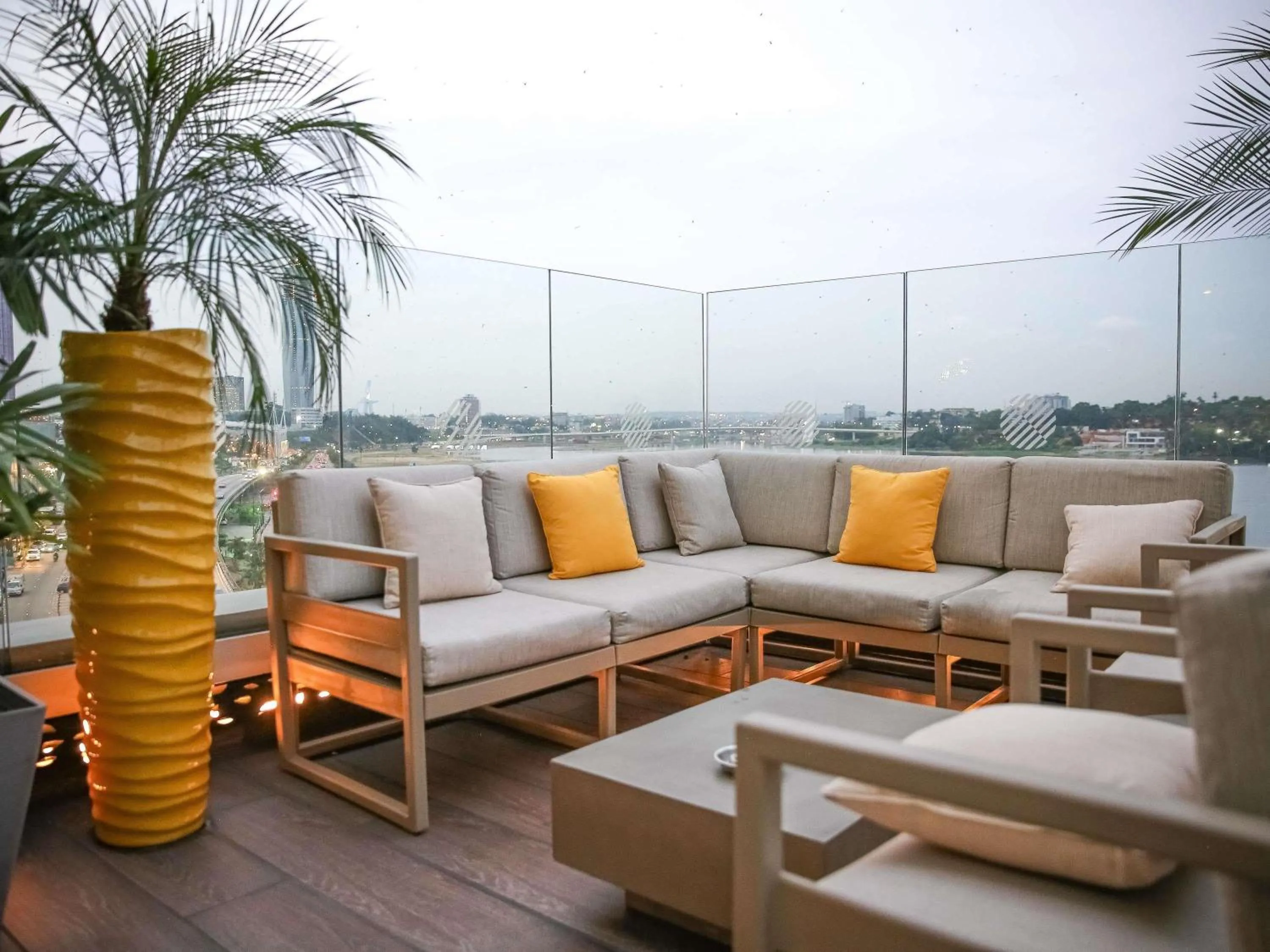 Lounge or bar in Pullman Abidjan