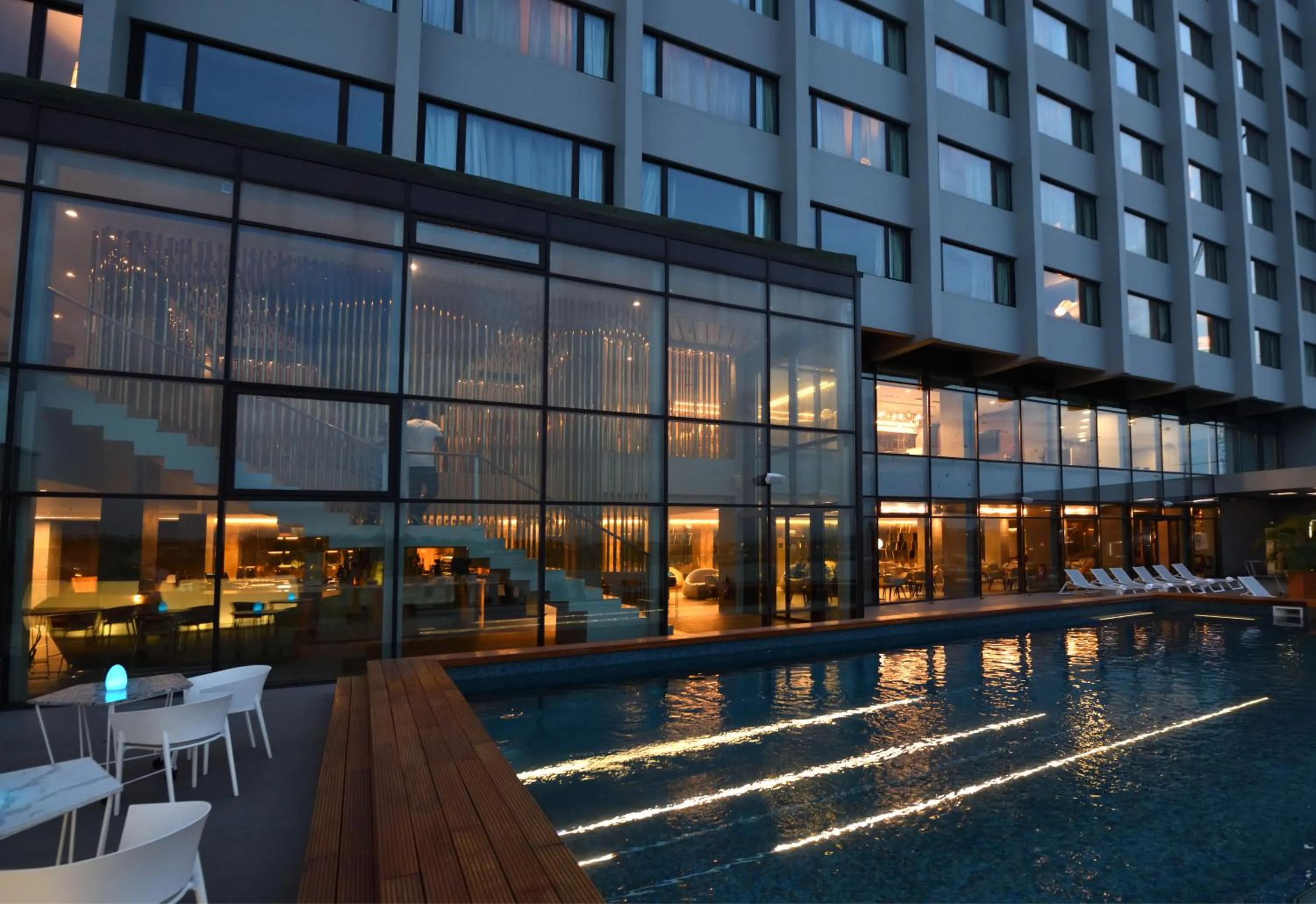 Swimming pool in Pullman Abidjan