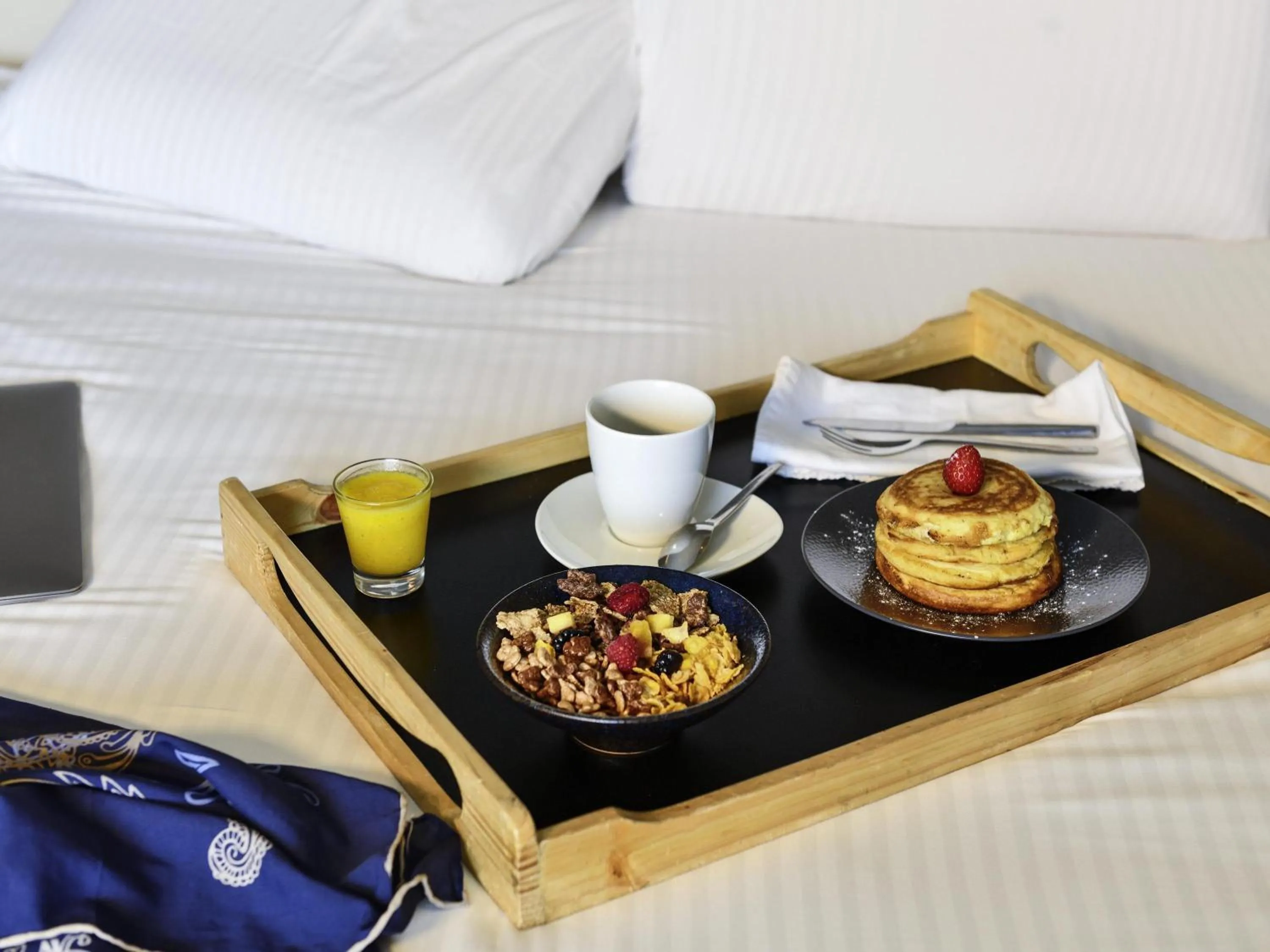 Breakfast, Bed in Pullman Abidjan