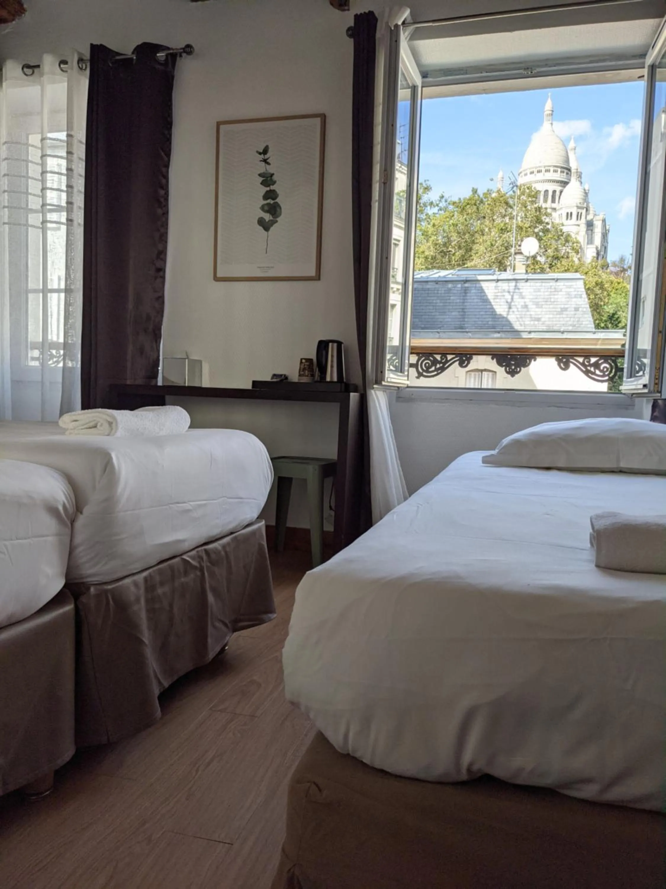 View (from property/room), Bed in Le Village Montmartre by Hiphophostels