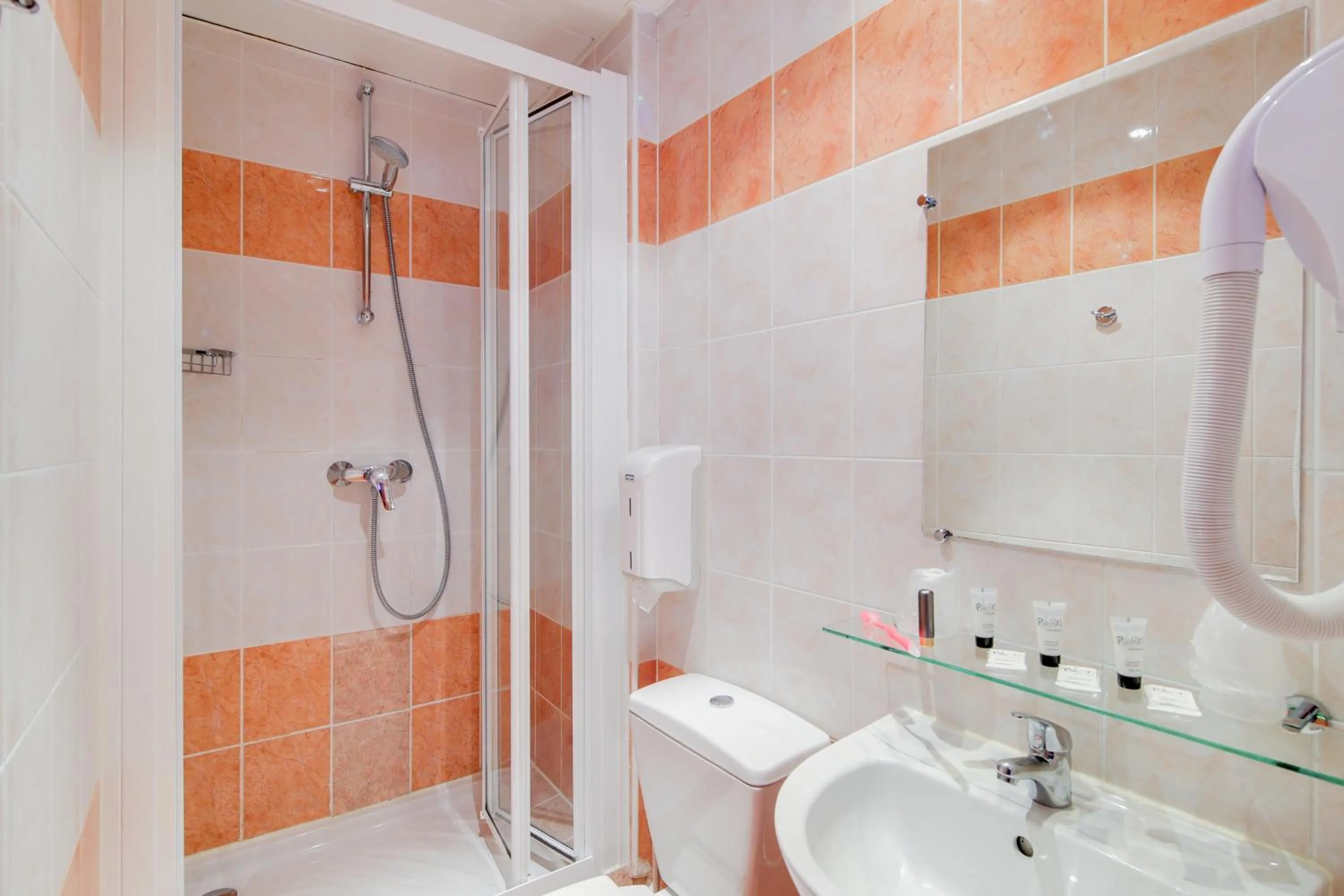 Quadruple Room in Le Village Montmartre