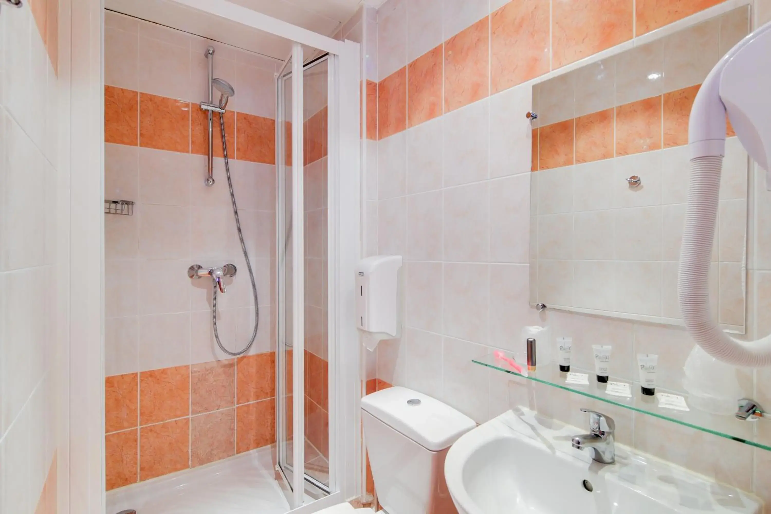 Quadruple Room in Le Village Montmartre Quadruple Room in Le Village Montmartre