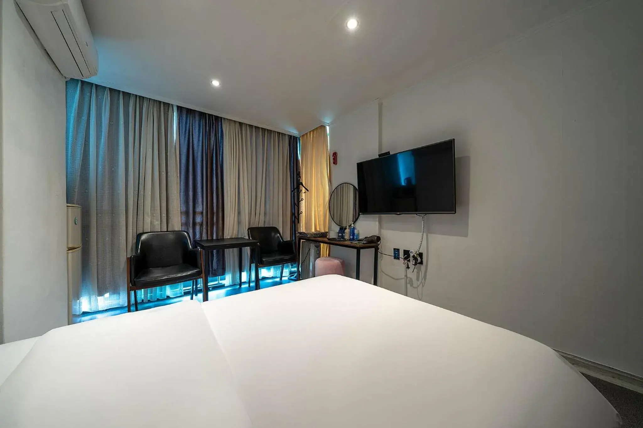 Bed in Pacific7 Hotel Bed in Pacific7 Hotel