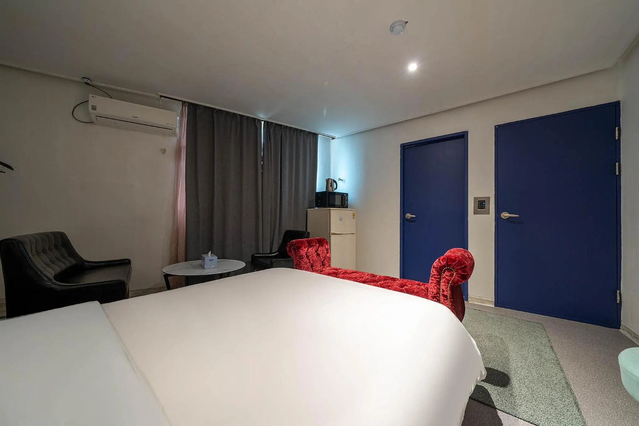 Bed in Pacific7 Hotel