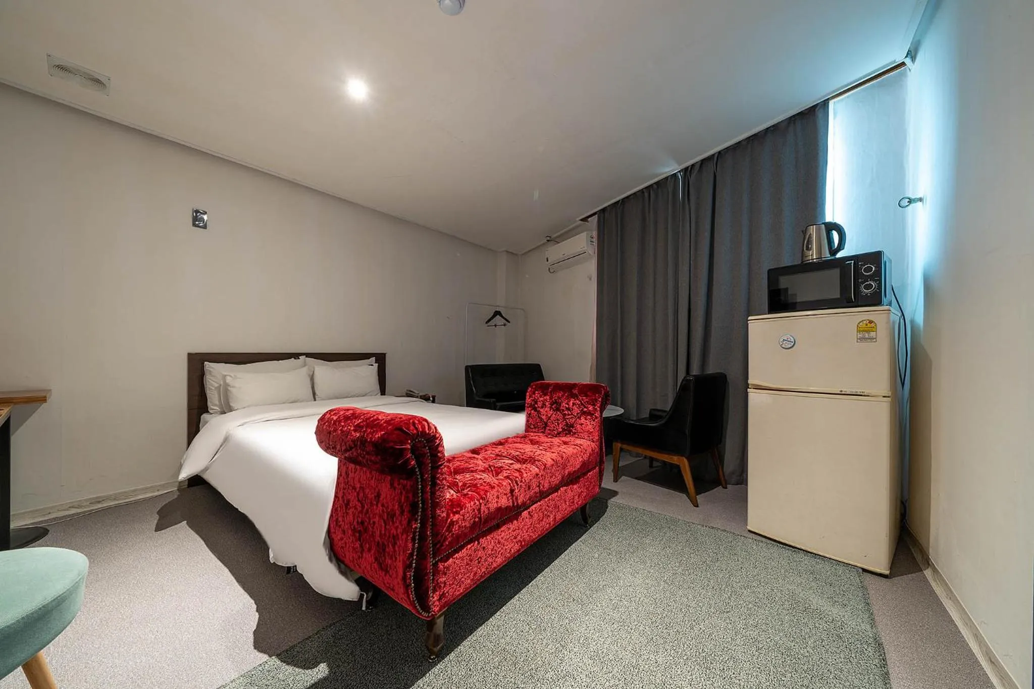 Bed in Pacific7 Hotel