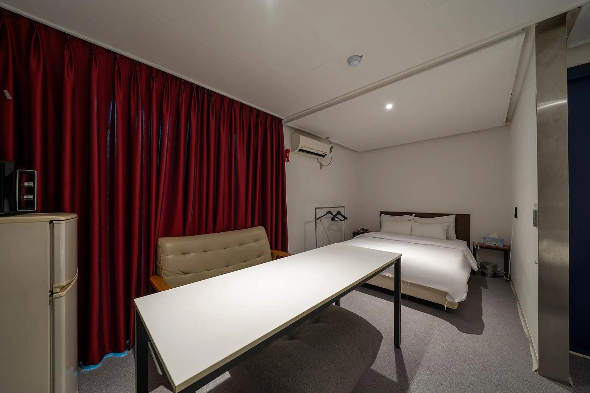 Bed in Pacific7 Hotel