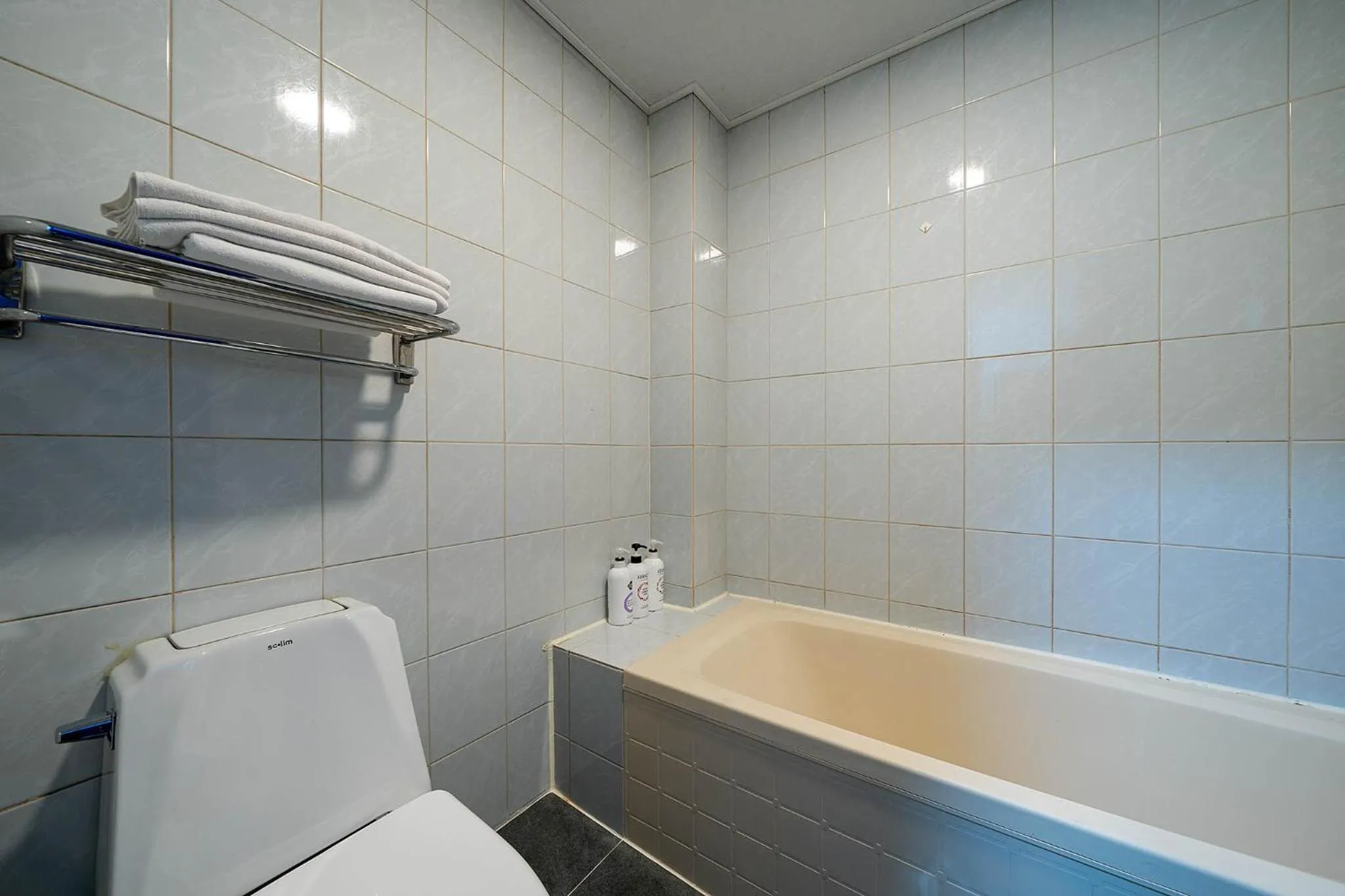 Bathroom in Pacific7 Hotel