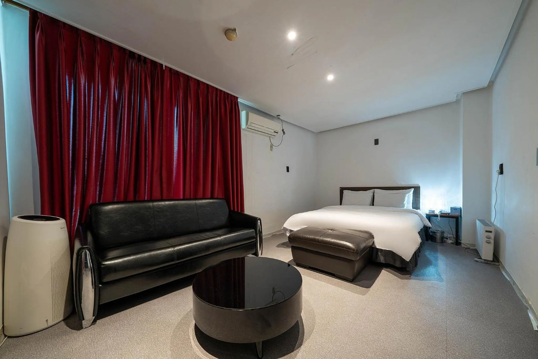 Bed in Pacific7 Hotel