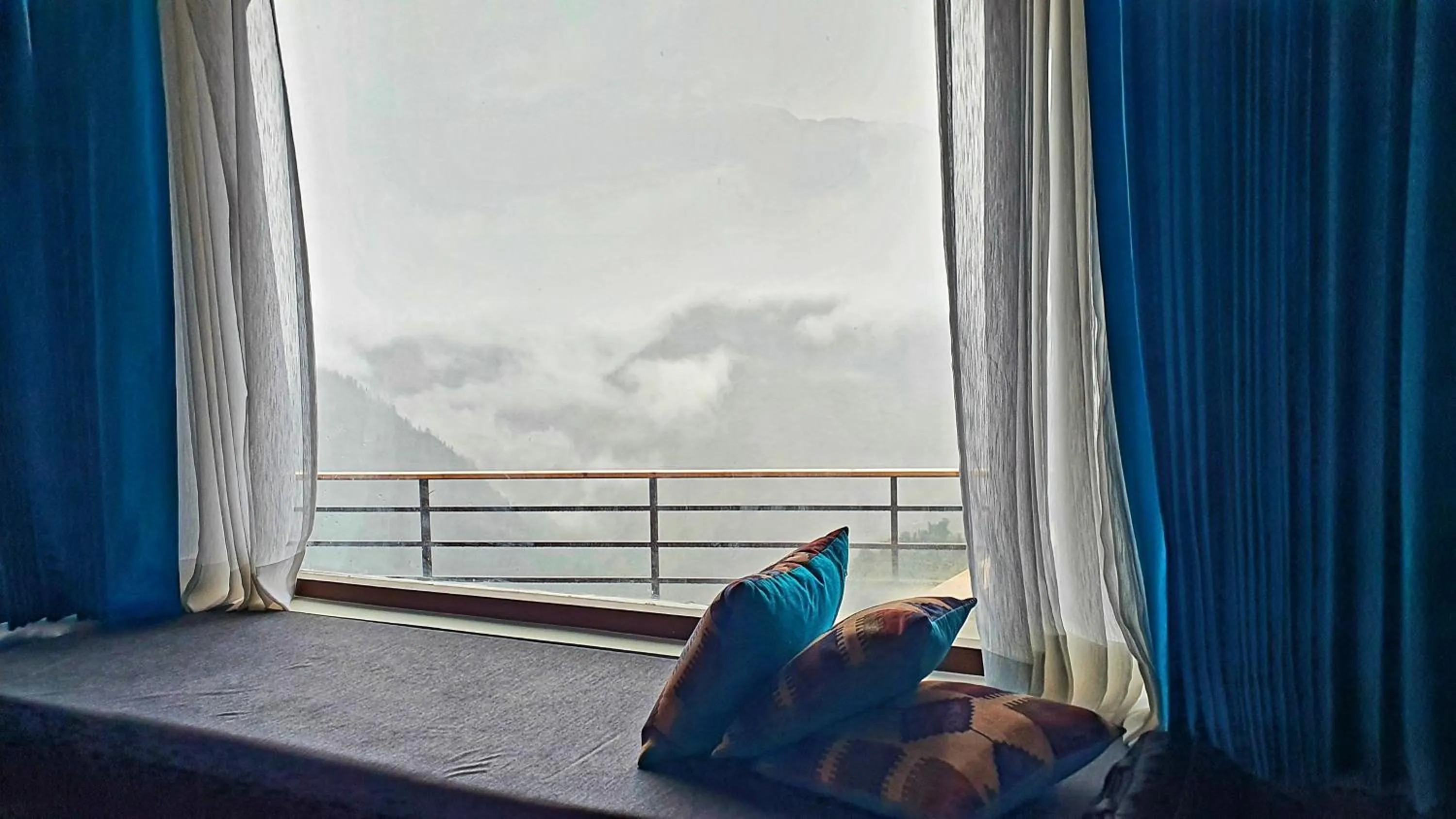 Seating area, Bed in Casa Himalaya, Auli