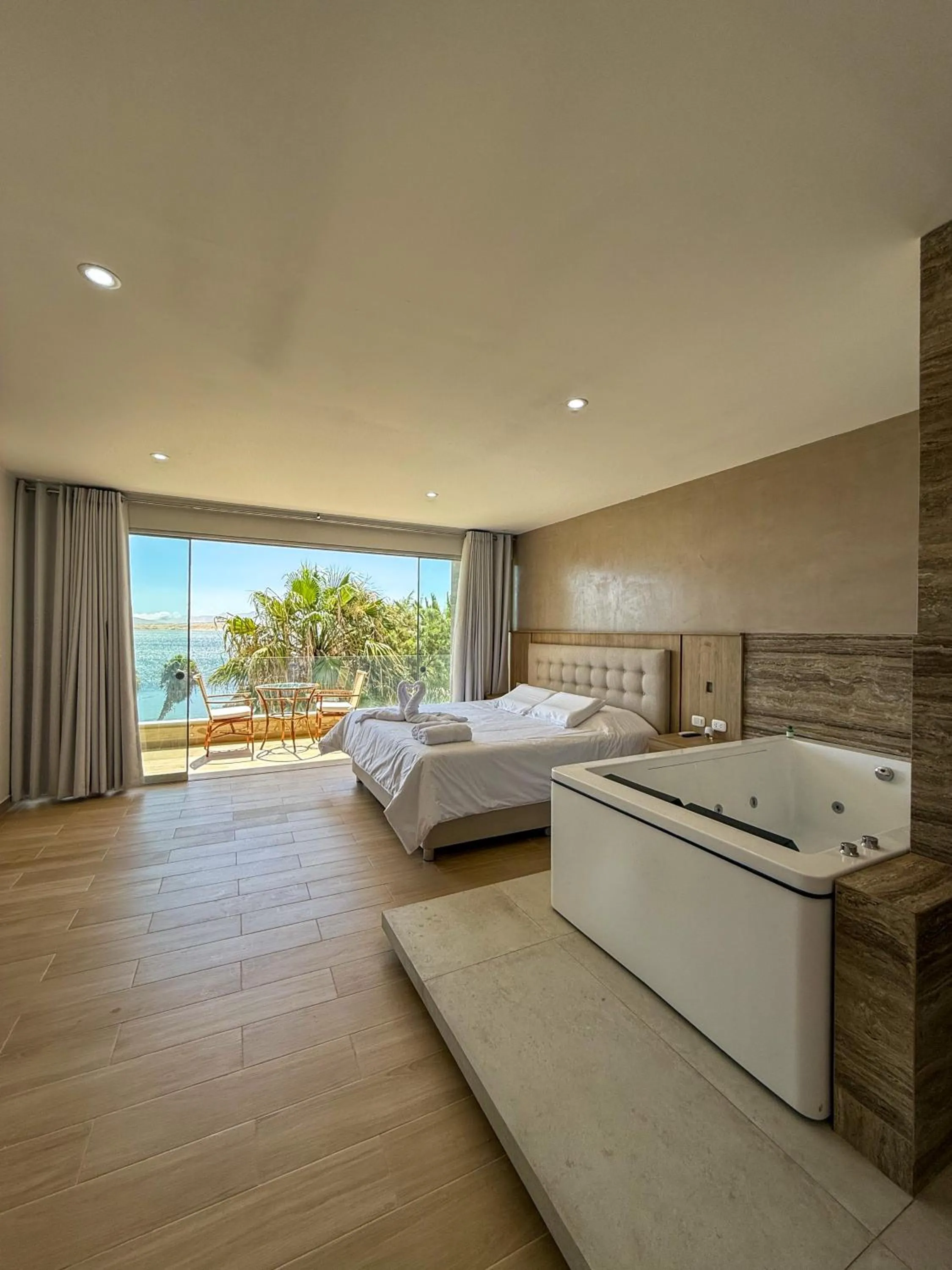 Hot Tub, Bed in Hotel El Condor