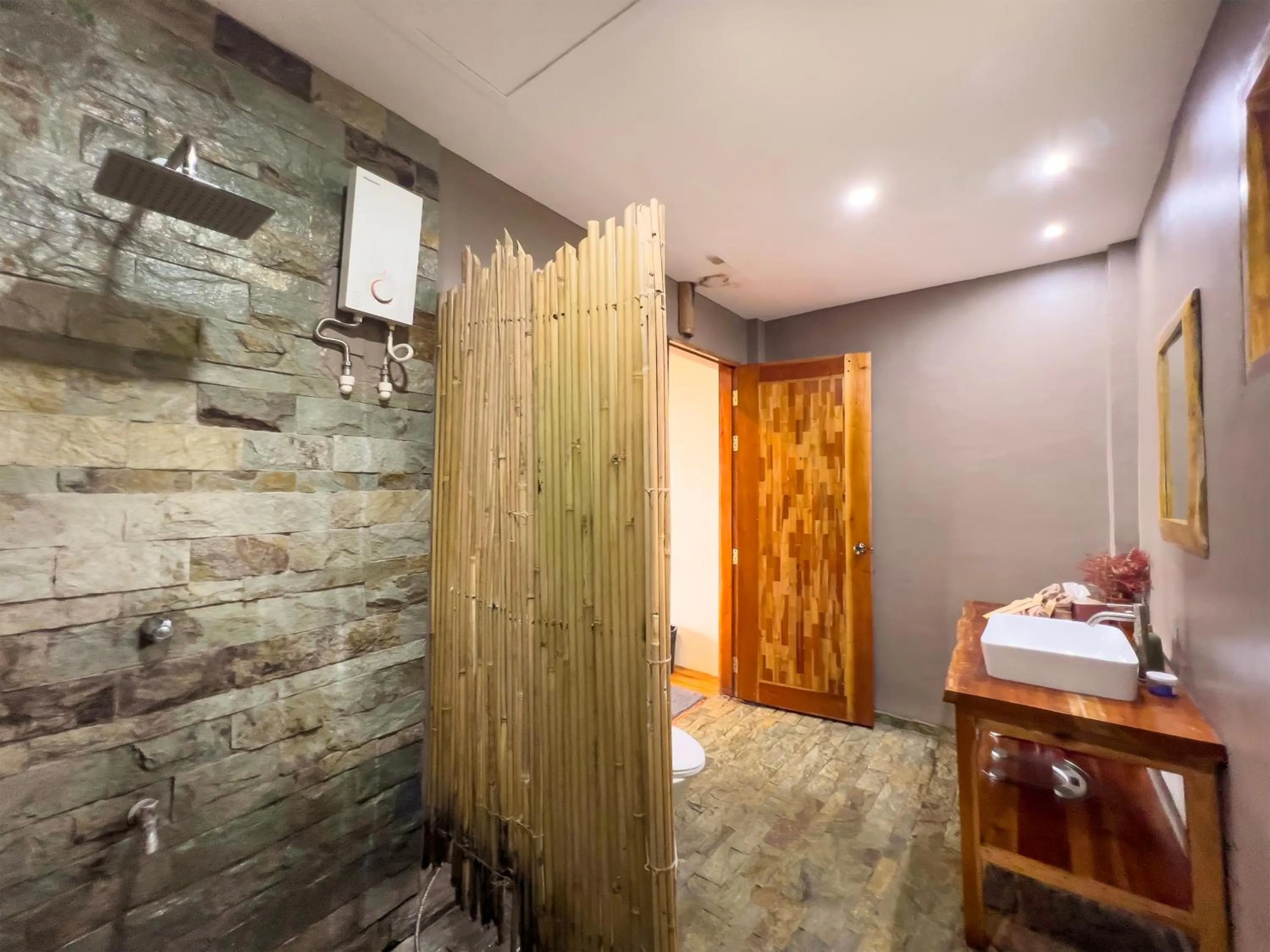 Shower in Nakabalo Guesthouse & Restaurant