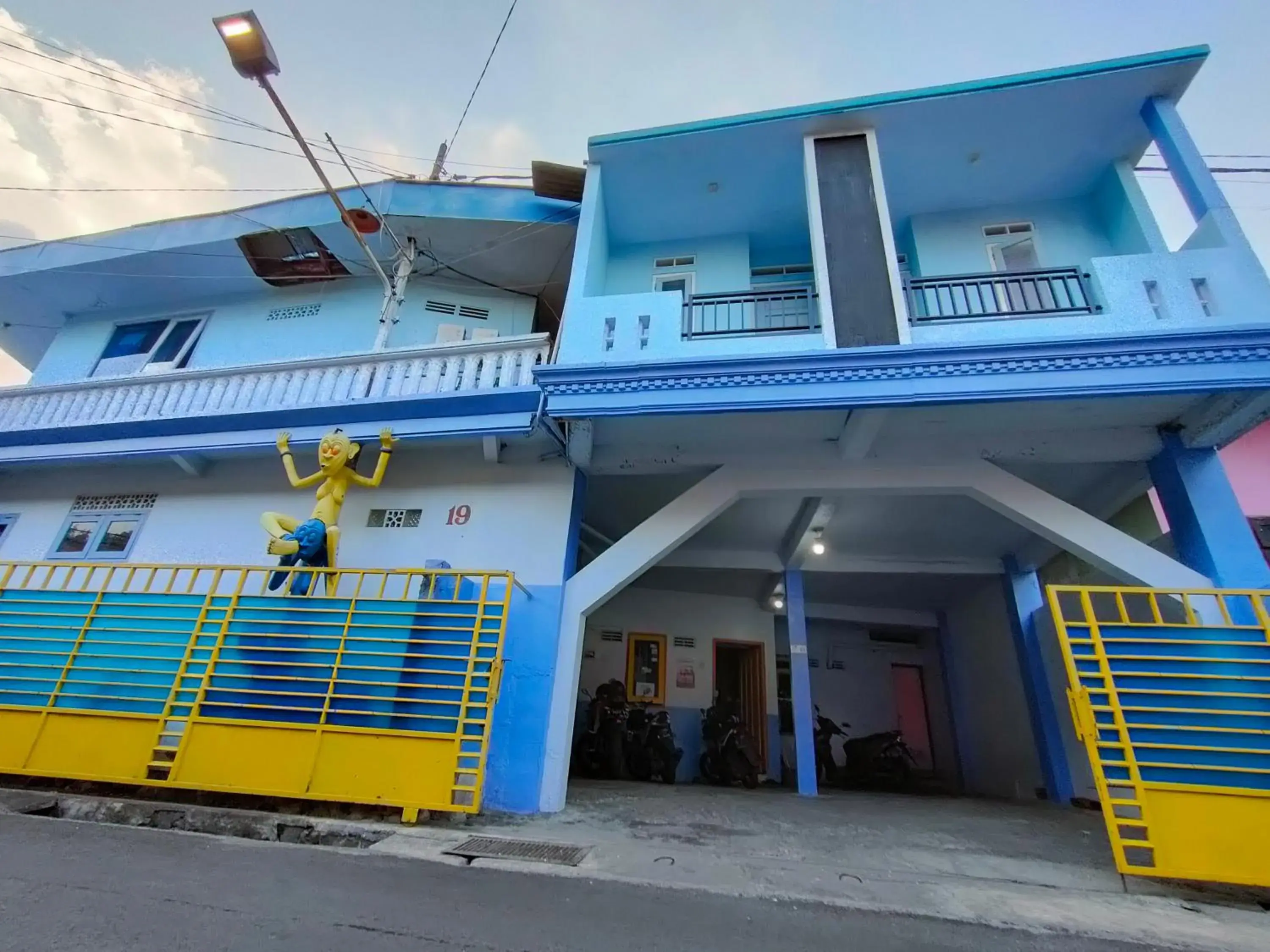 Facade/entrance in Blue Nineteen RedPartner Facade/entrance in Blue Nineteen RedPartner