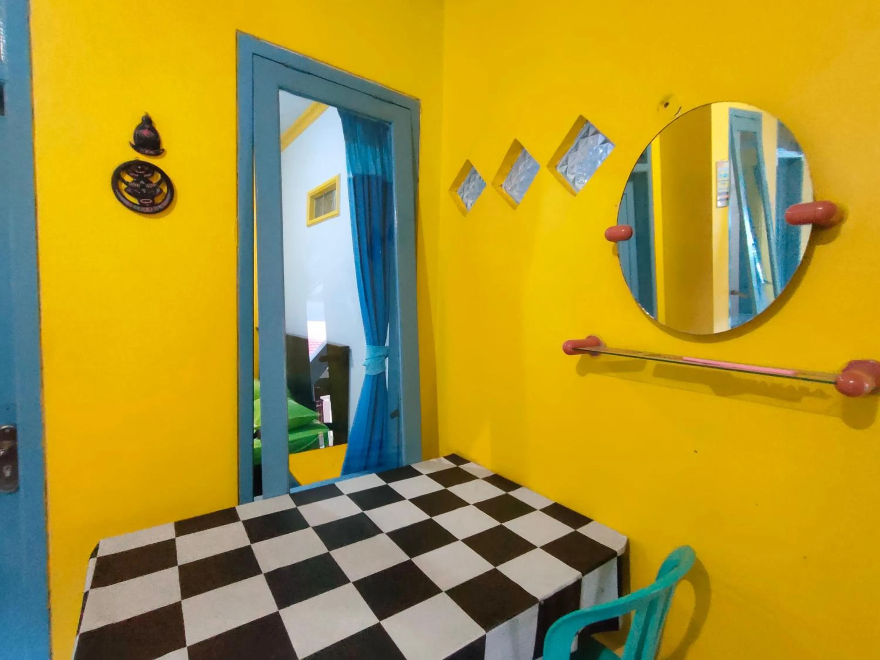 Dining area in Blue Nineteen RedPartner