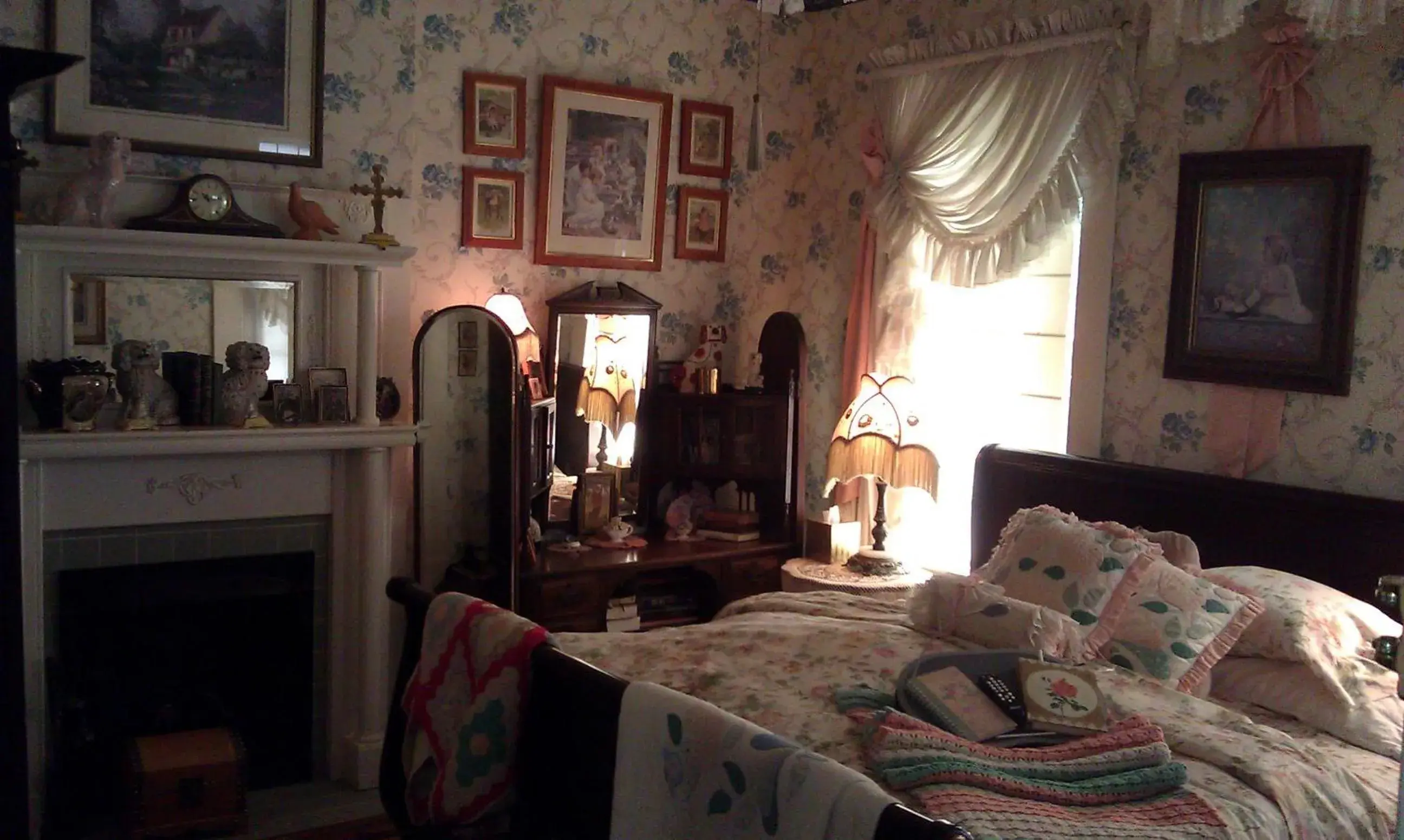 Deluxe King Room in 2439 Fairfield "A Bed and Breakfast" Deluxe King Room in 2439 Fairfield "A Bed and Breakfast"
