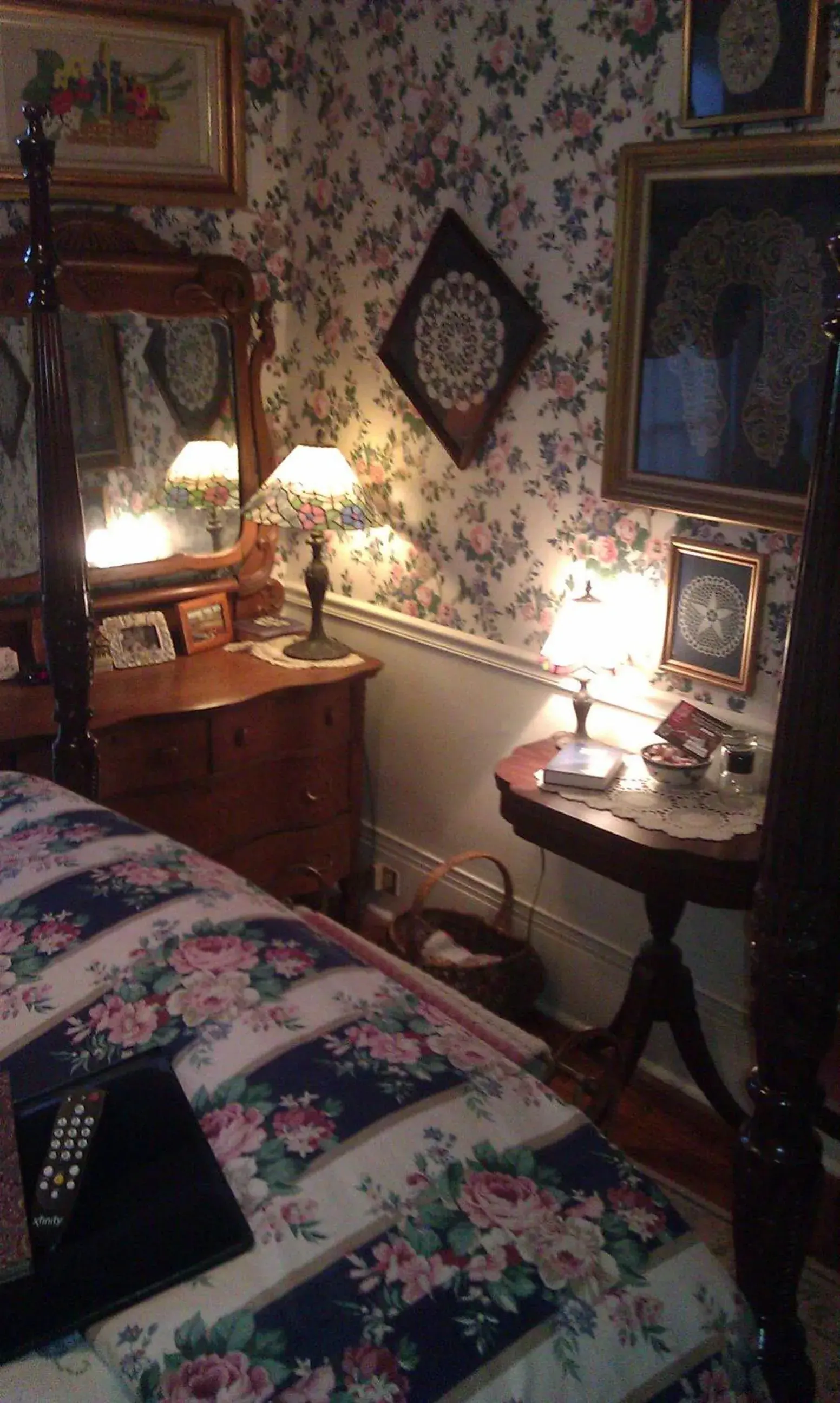 Queen Room with Spa Bath - single occupancy in 2439 Fairfield "A Bed and Breakfast" Queen Room with Spa Bath - single occupancy in 2439 Fairfield "A Bed and Breakfast"