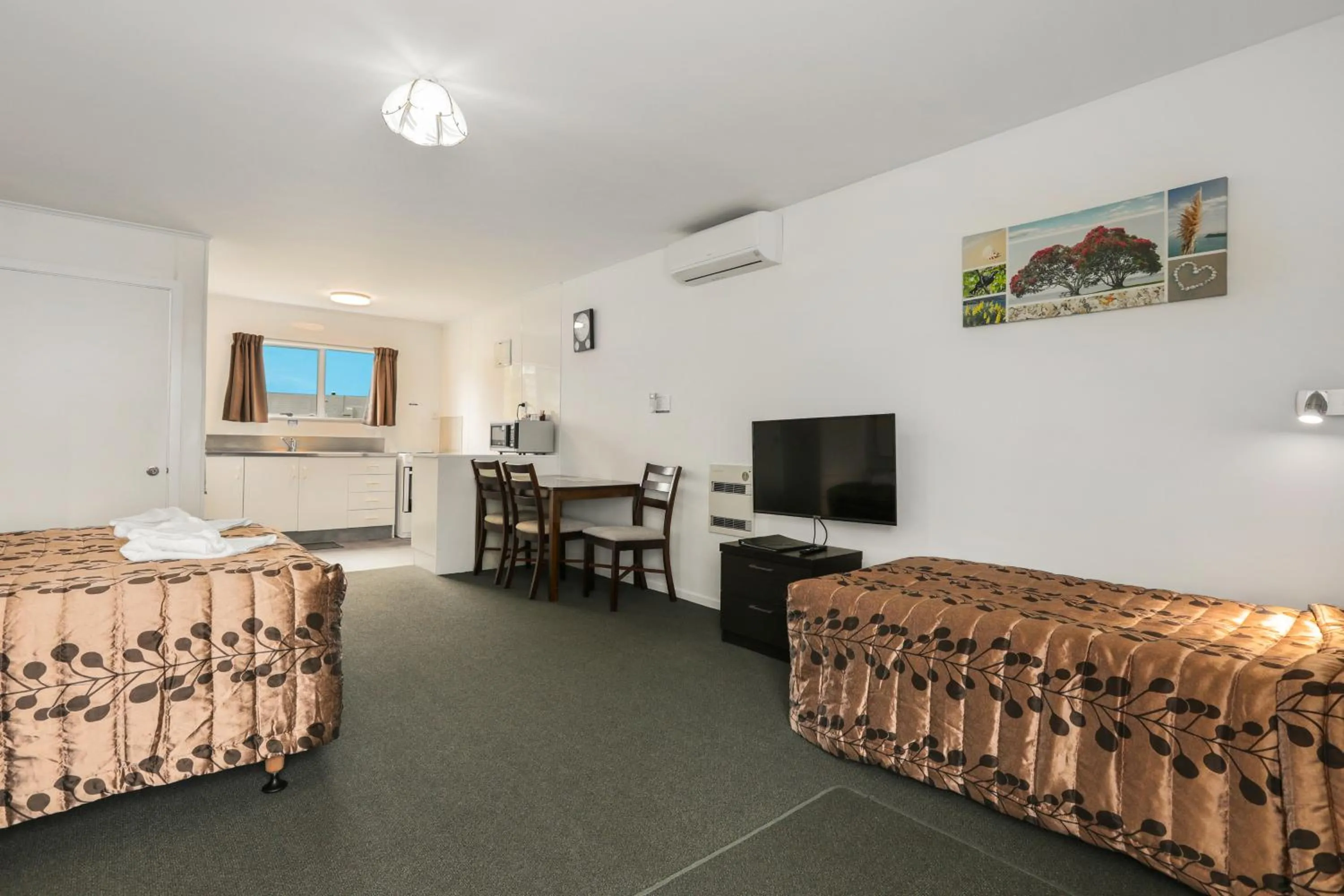 Bedroom, Bed in Arcadia Motel